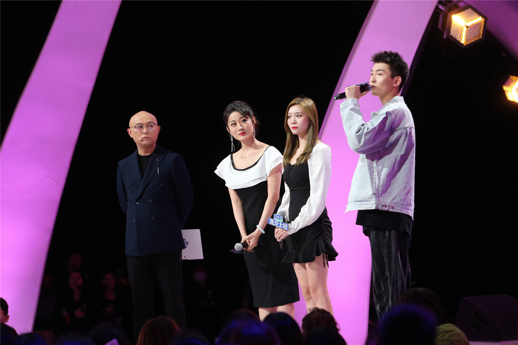 非诚勿扰替补女嘉宾齐上台追求爱情离不开勇气和热情