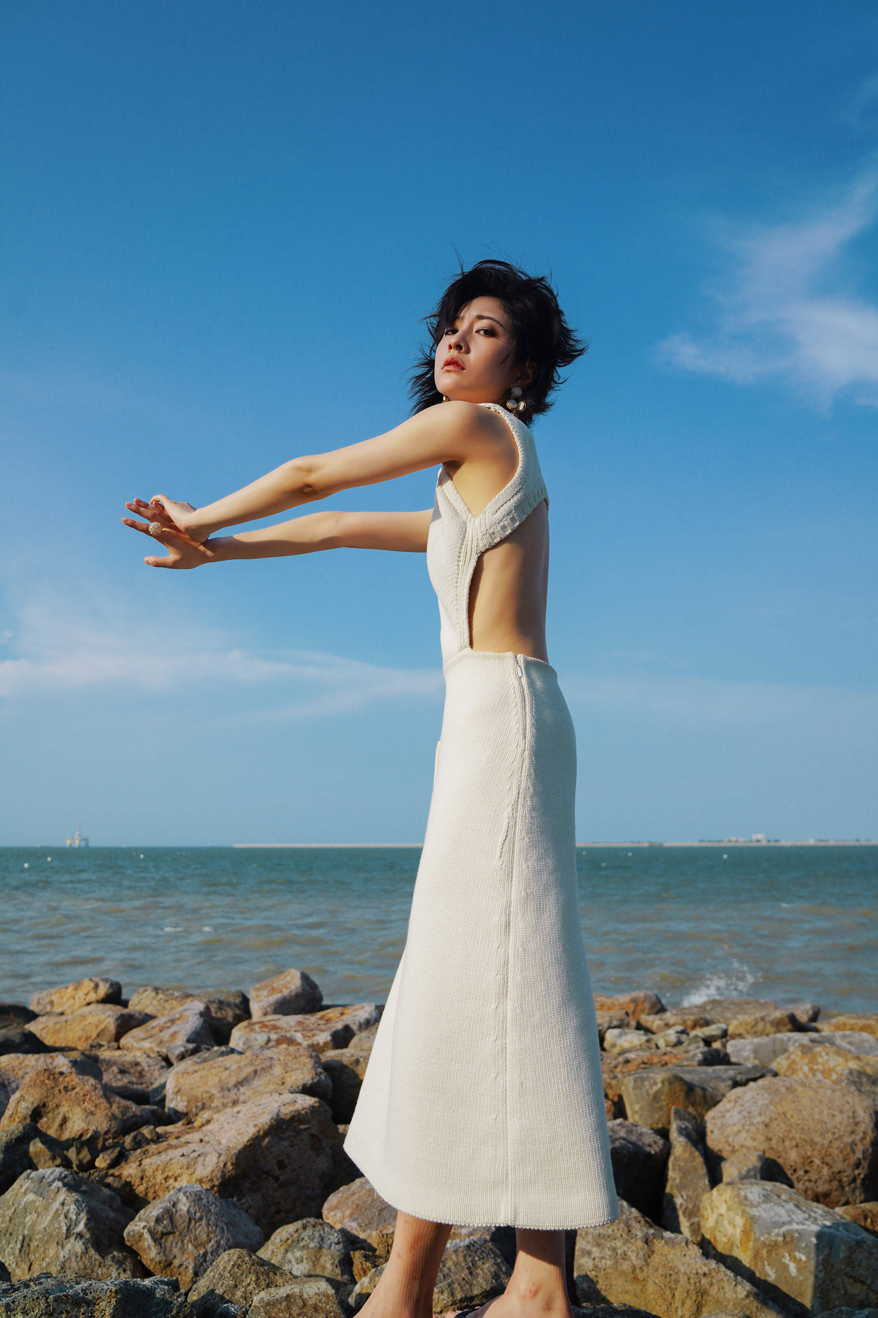 杨懿钱冬旎受邀出席海南国际时装周化身红白玫瑰惊艳夏日