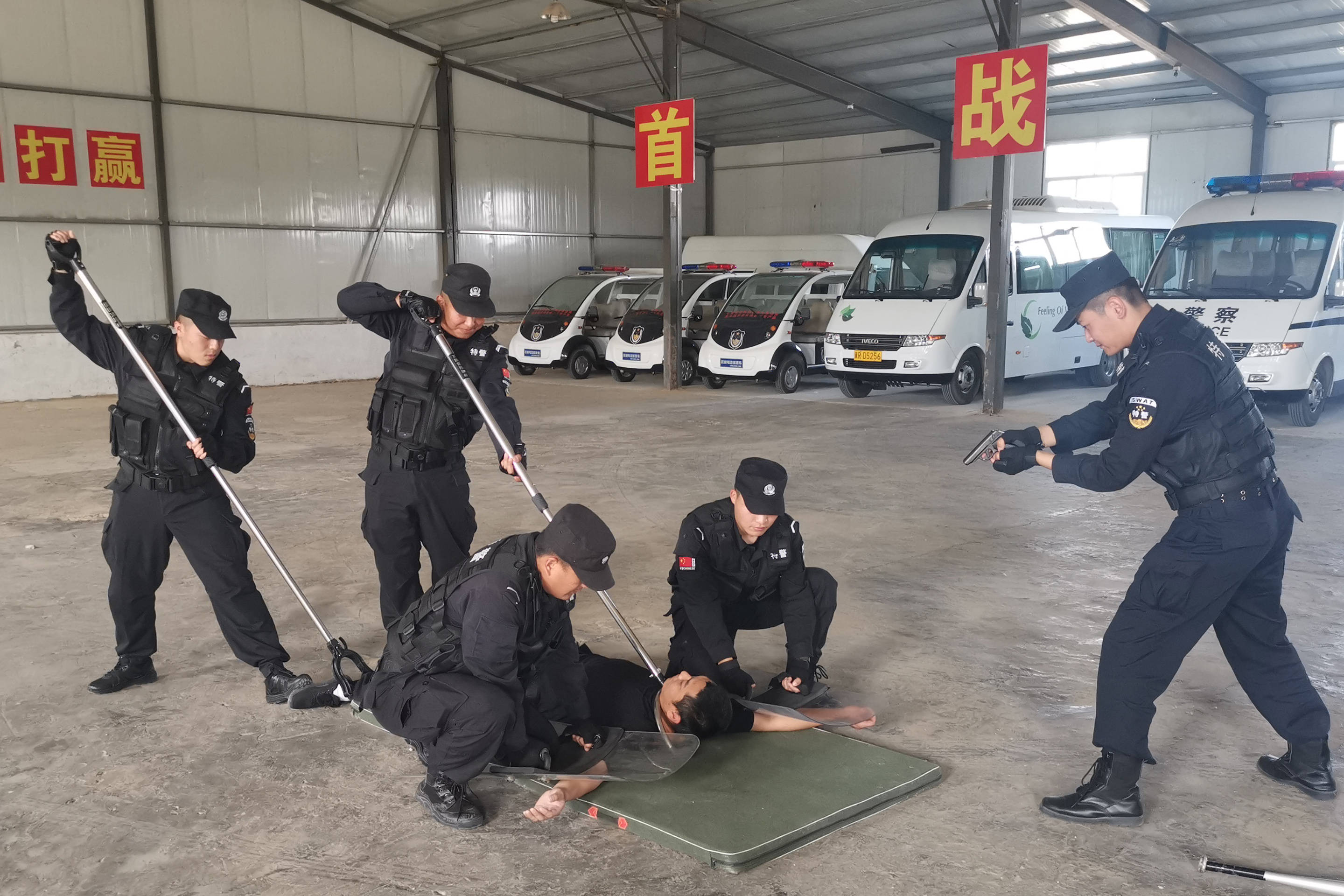 5月11日,固安县公安局巡警特警大队民警正在进行抓捕训练.