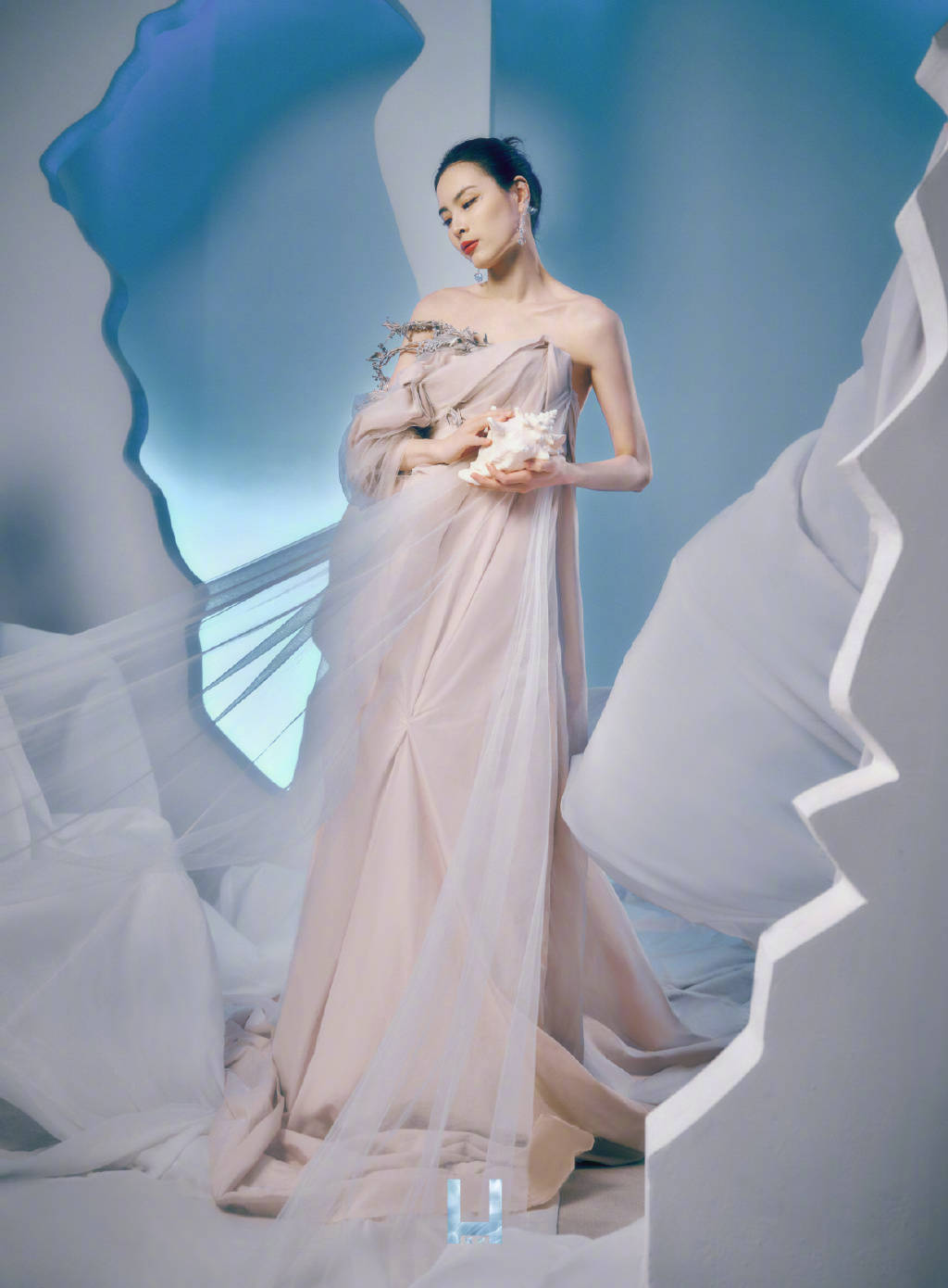 1/ 12 搜狐娱乐讯 5月11日,吴敏霞为某杂志拍摄的写真公开,穿着白色