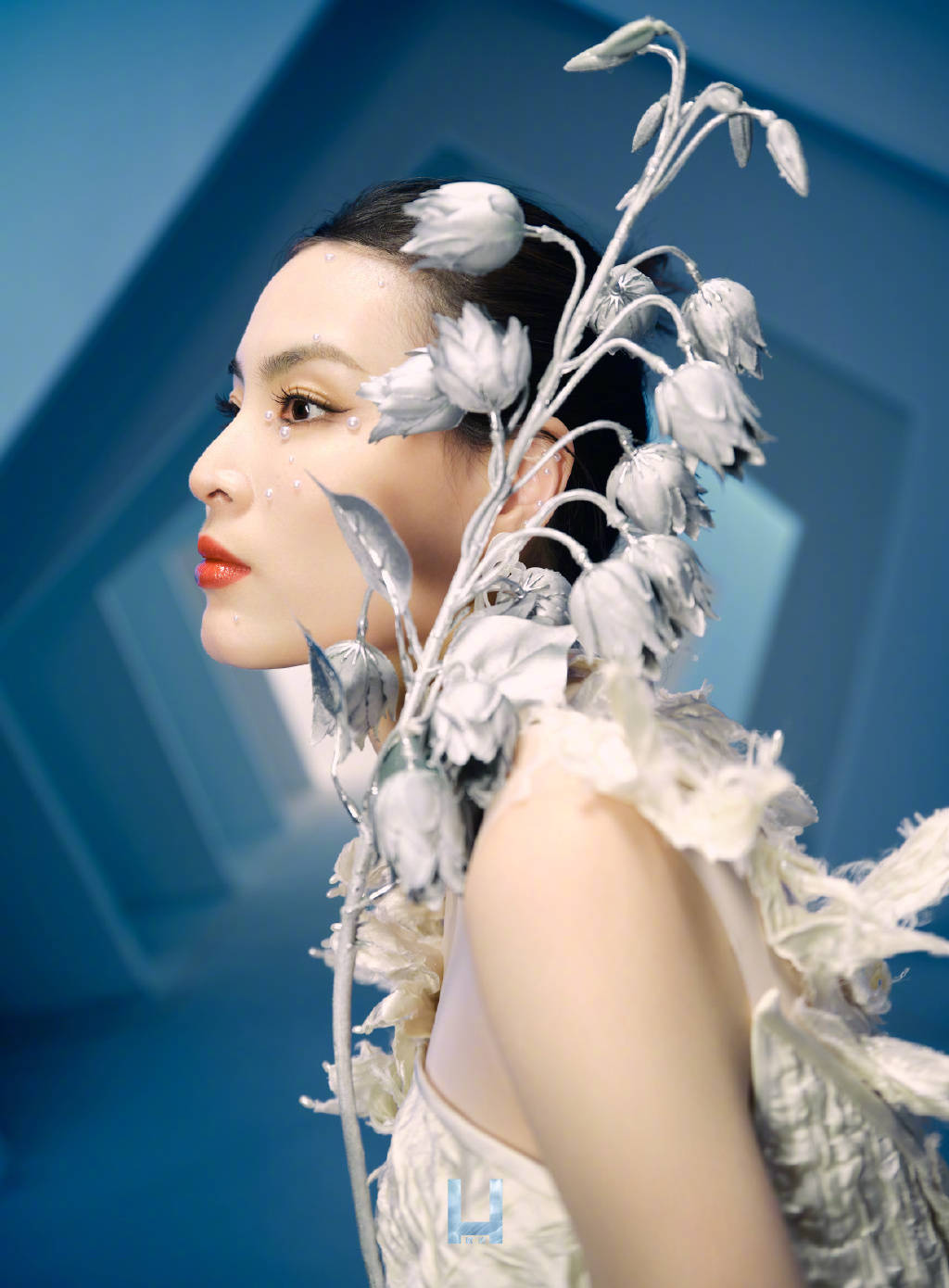 1/ 12 搜狐娱乐讯 5月11日,吴敏霞为某杂志拍摄的写真公开,穿着白色