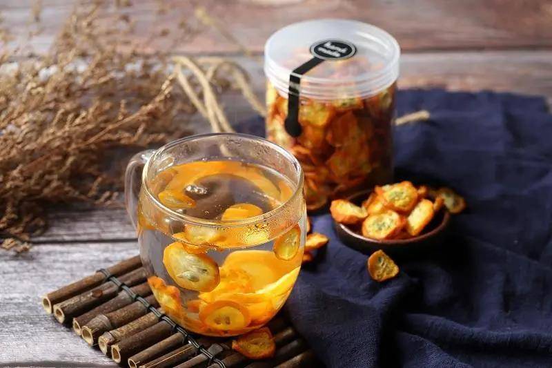 桂圆金桔茶材料:金桔1-2个,龙眼肉3-5颗.