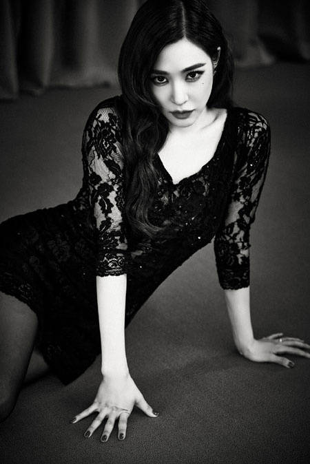 黄美英穿抹胸连体裤笑容甜美 黑色长卷发知性优雅