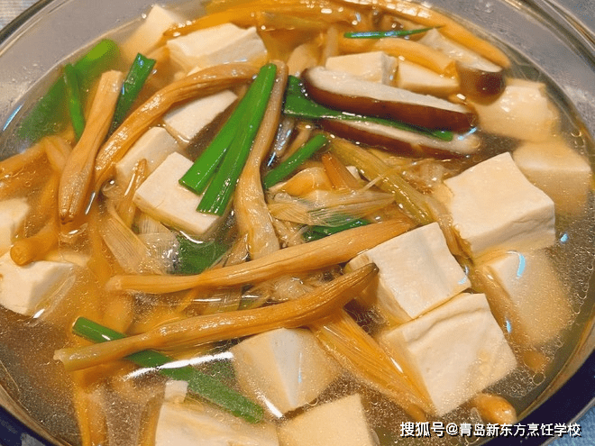 用料嫩豆腐1块黄花菜100克冬菇2朵做法黄花菜清水泡20分钟,水开先下