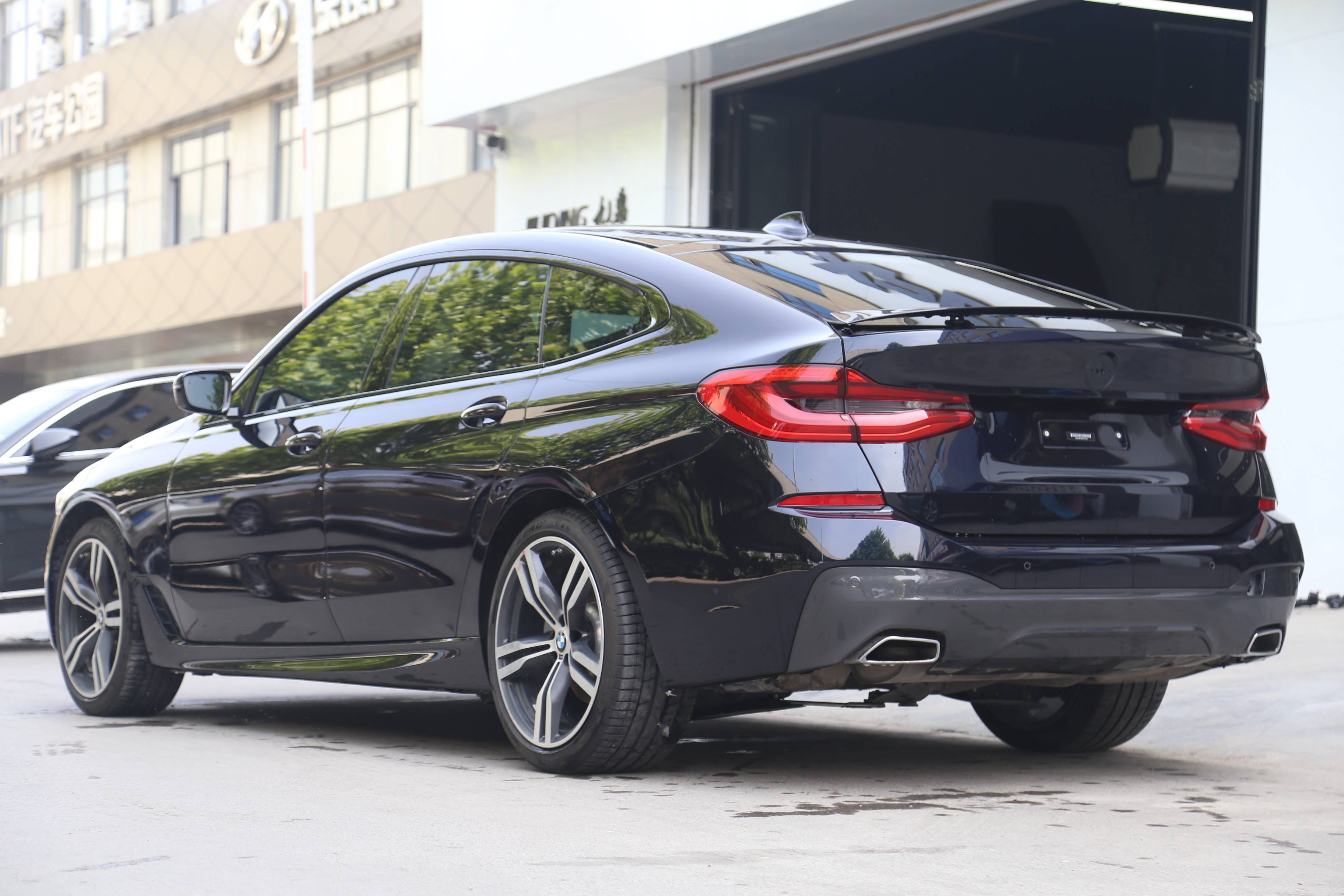 惬意随心宝马6系gt全车装贴xpel隐形车衣上黑下红渐变改色膜