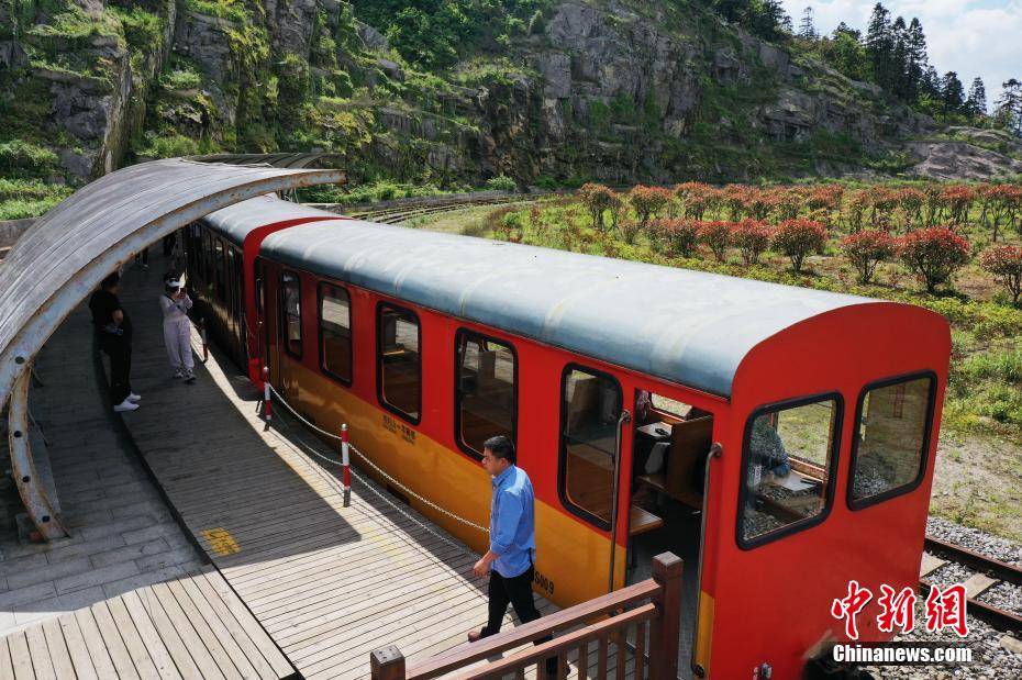 江西明月山高山观光小火车 穿梭海拔1700多米森林