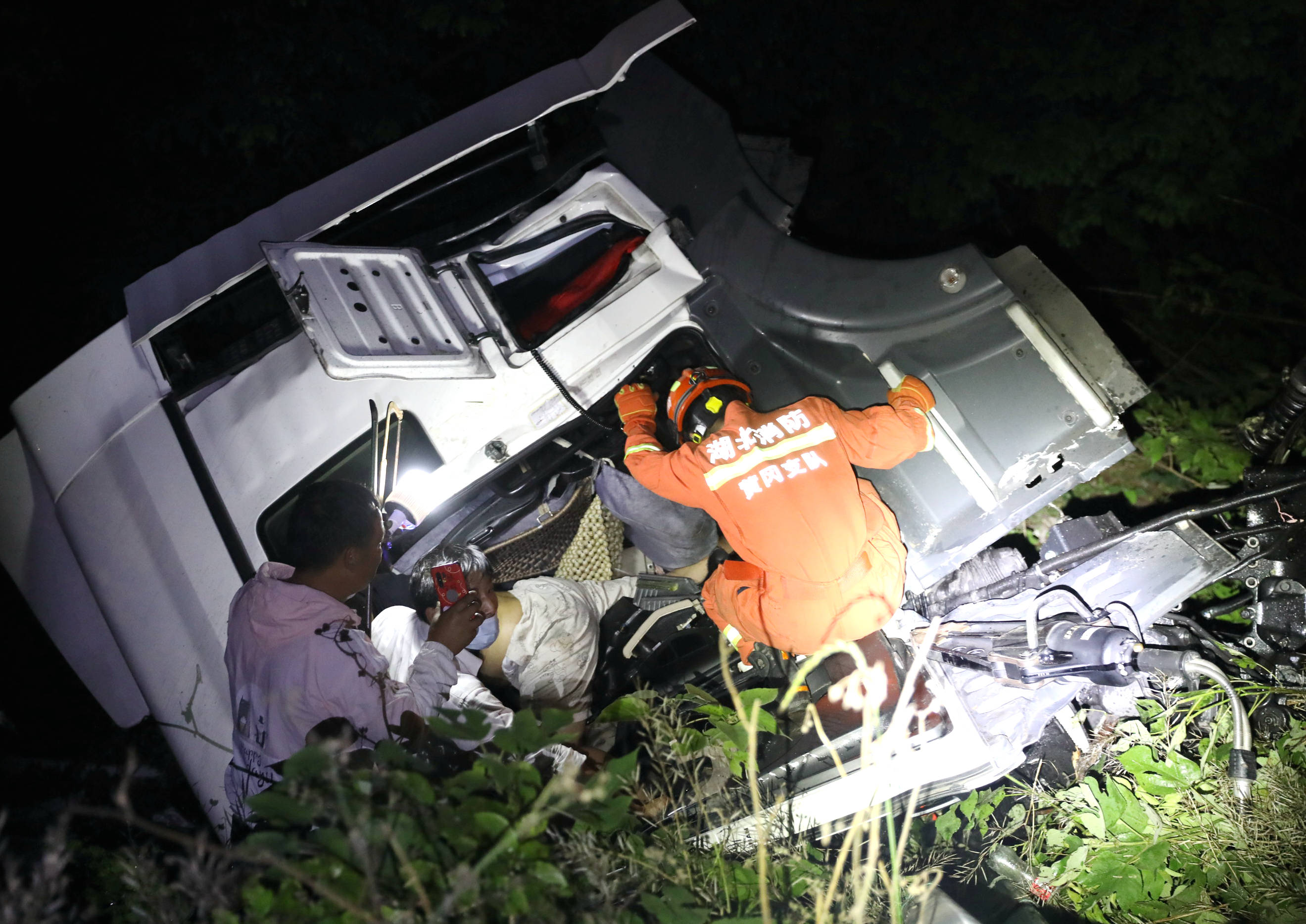 5月18日2点52分,黄梅县消防救援大队接到报警,位于沪渝高速黄梅往九江