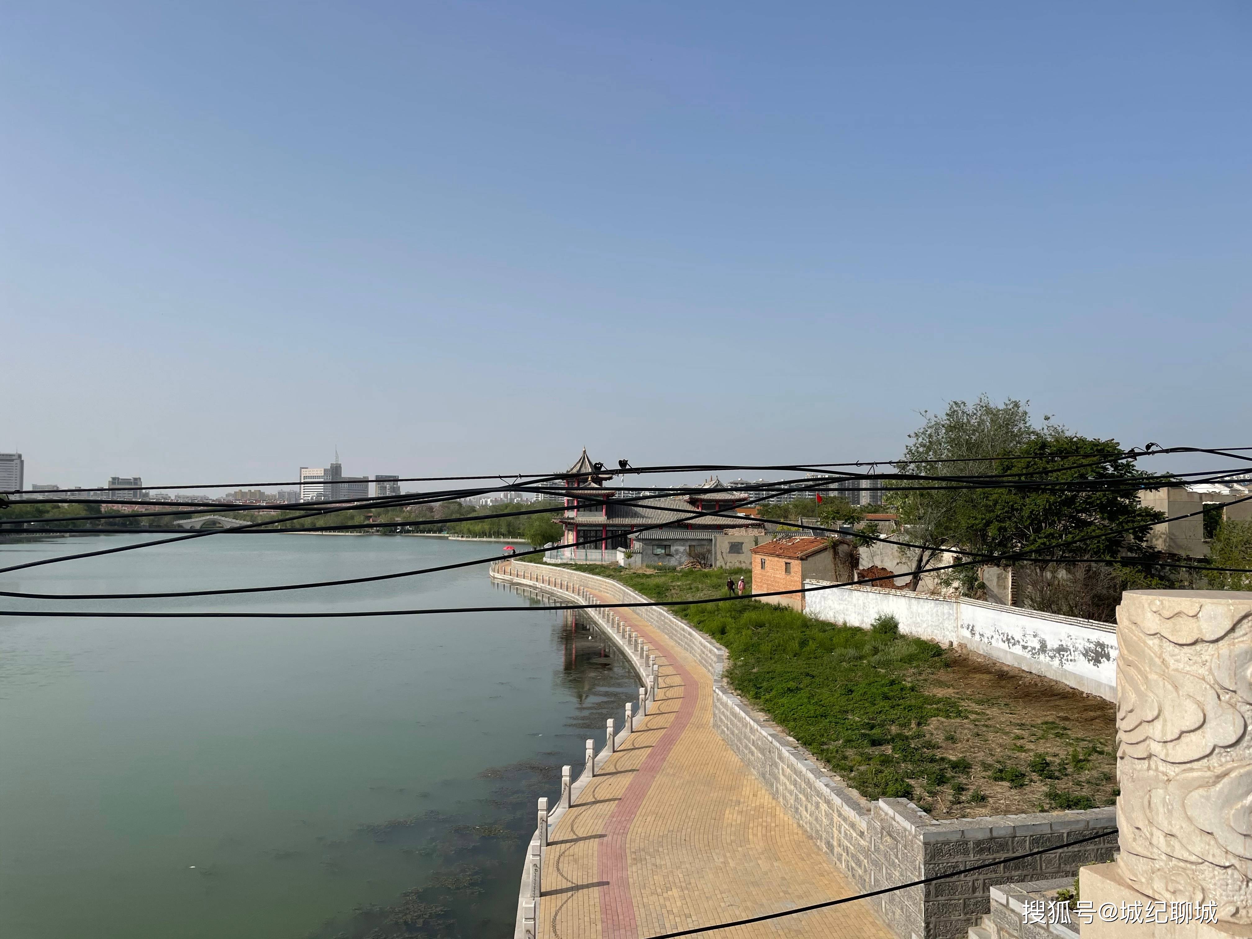 聊城人长大的地方在高楼耸立的今天显得破旧不堪护城河东岸的一间间