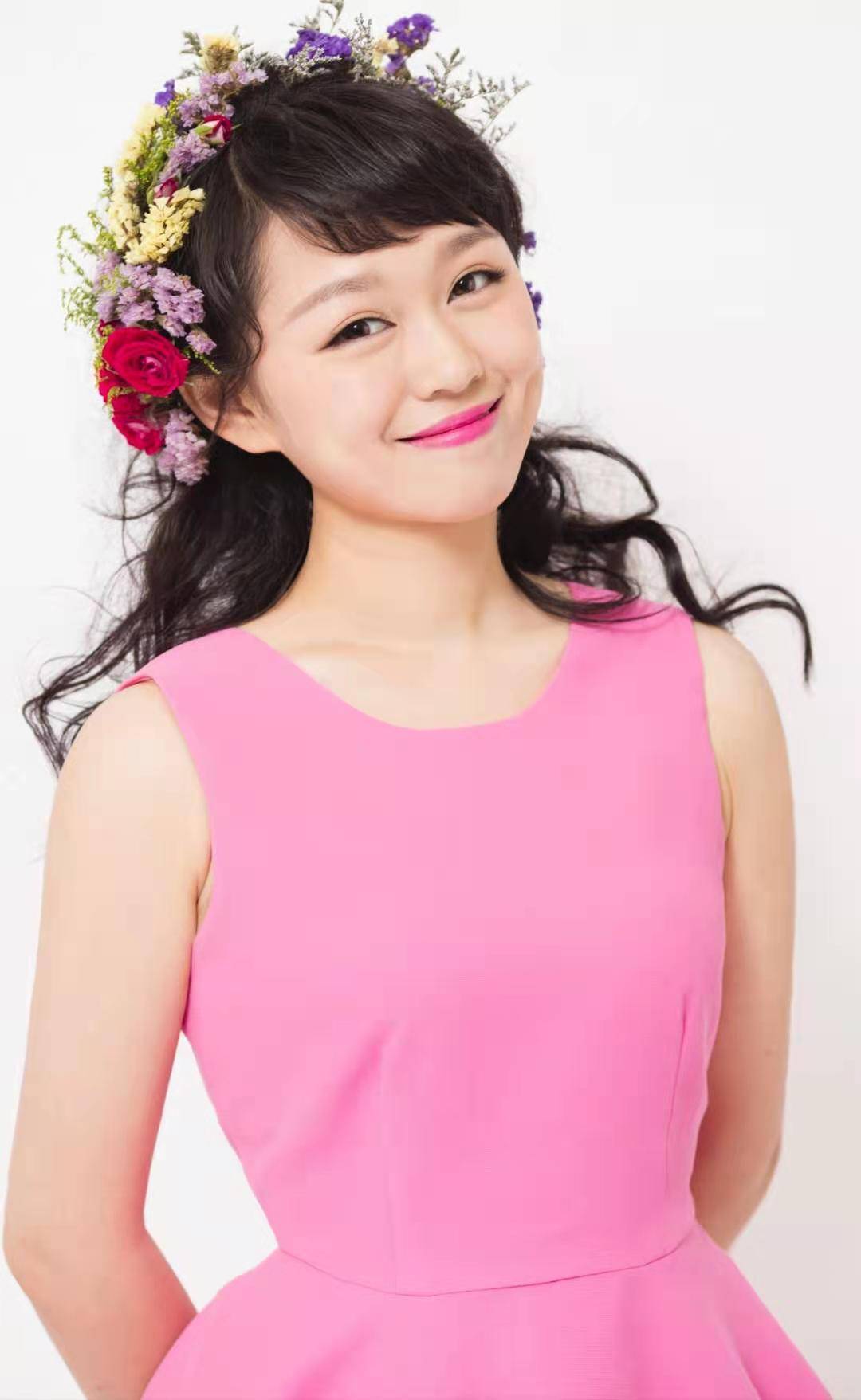 肖文莉多才多艺不仅美术功底扎实还有着一门绝活双钩书法