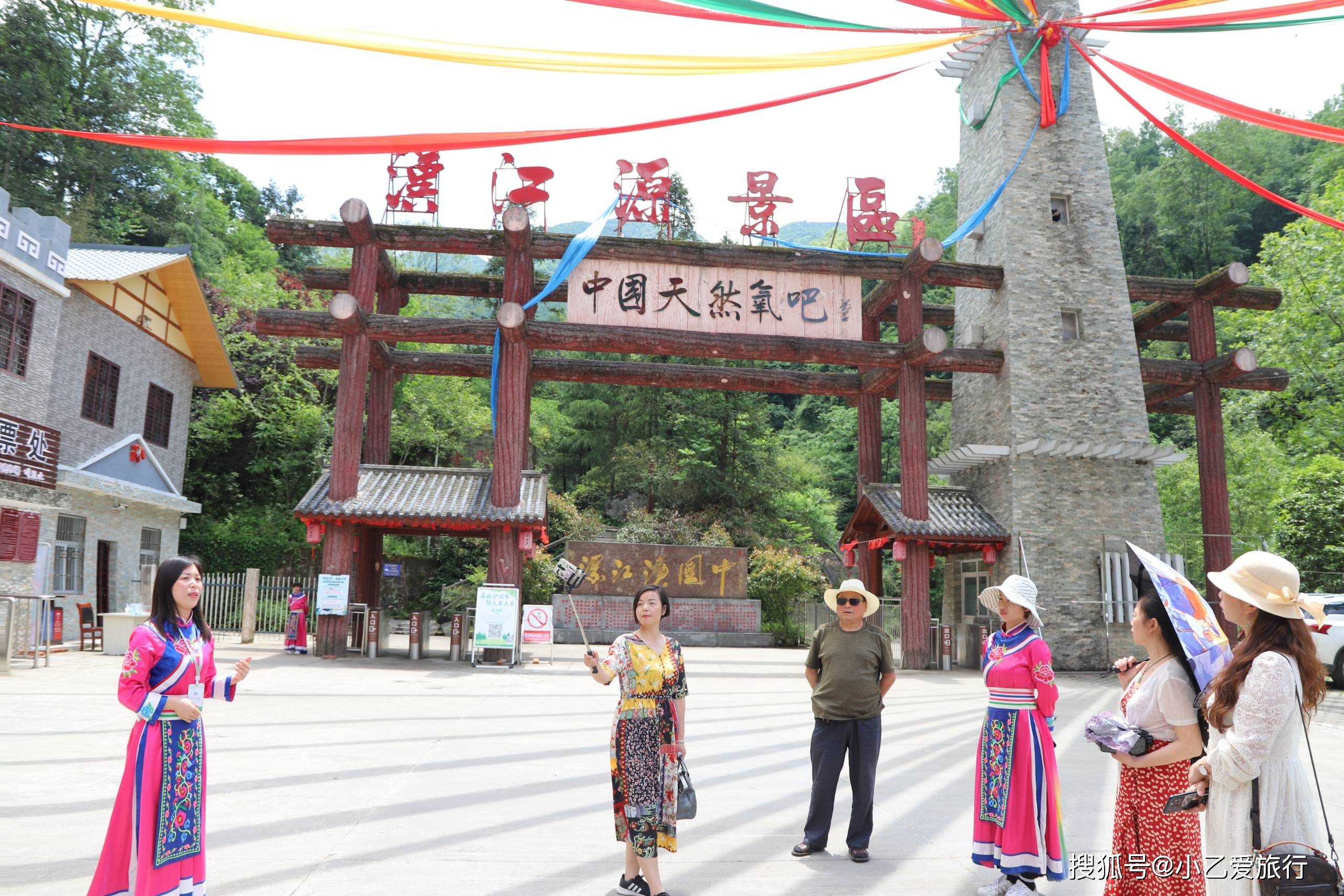 5月19日,游客在宁强县汉江源景区拍照合影留念初夏,地处汉江源头的