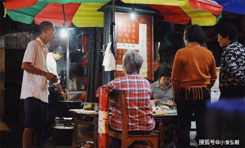 店铺晚上8点半以后才开始营业,持续到凌晨3点左右,卖完就收摊打烊了