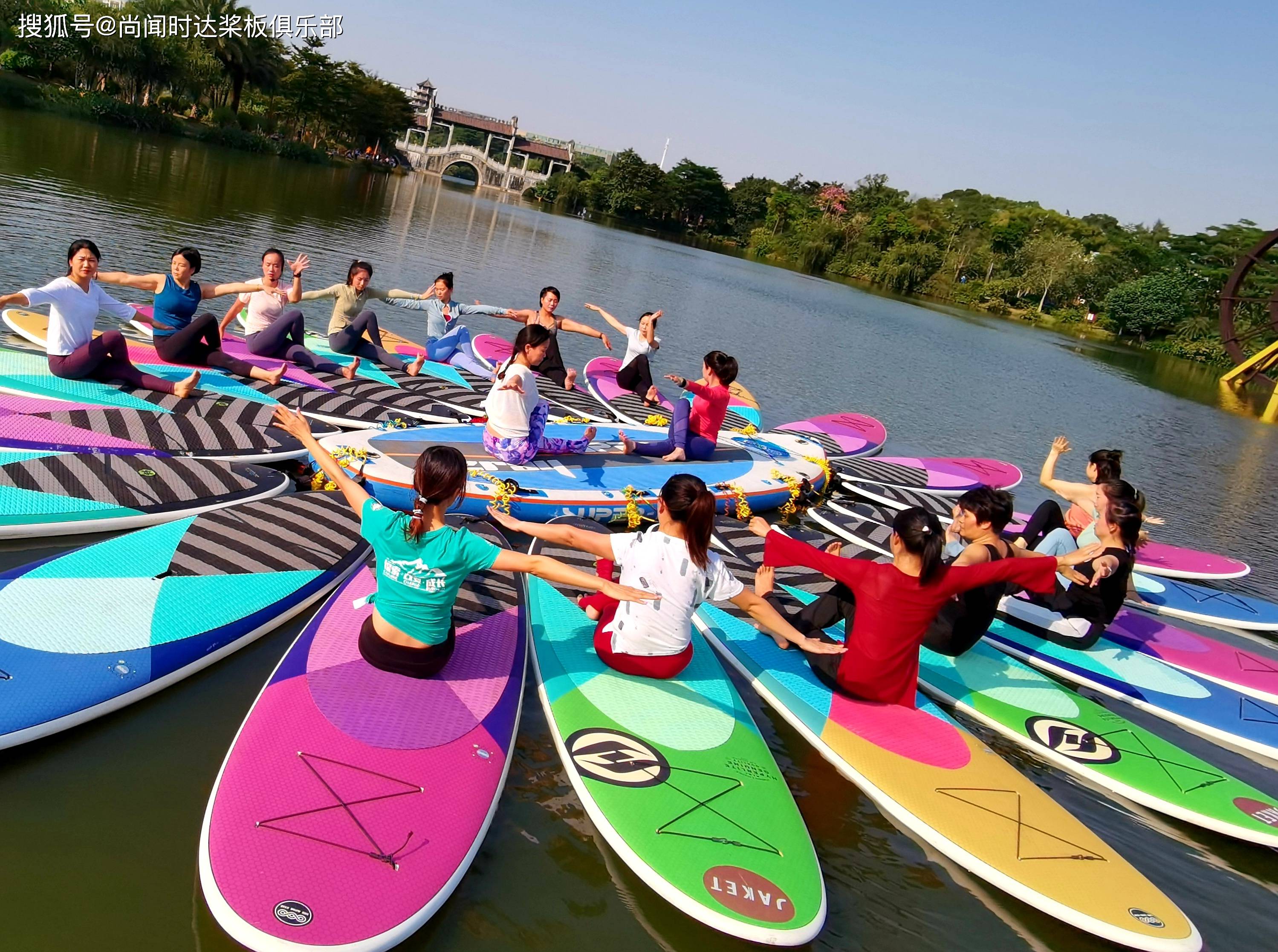 桨板团建独特水上环境美妙时光逃离喧嚣压力促使员工发展公司成长提升