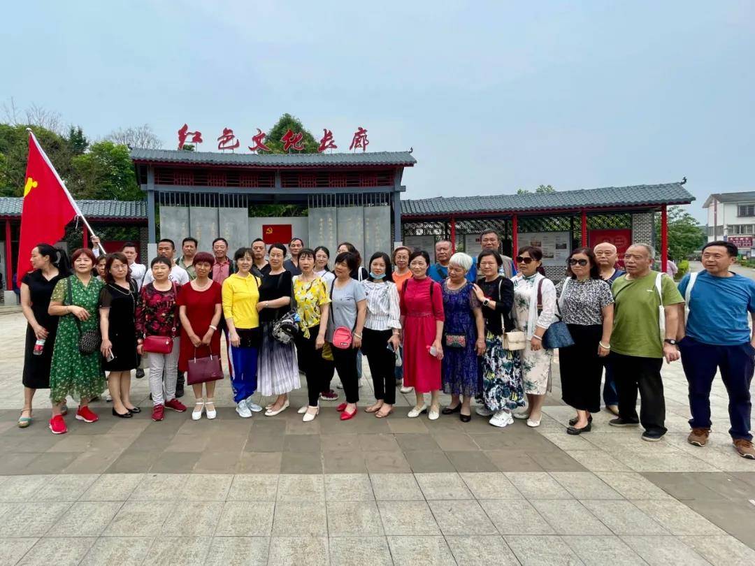 万安街道开启带着党旗去学习活动