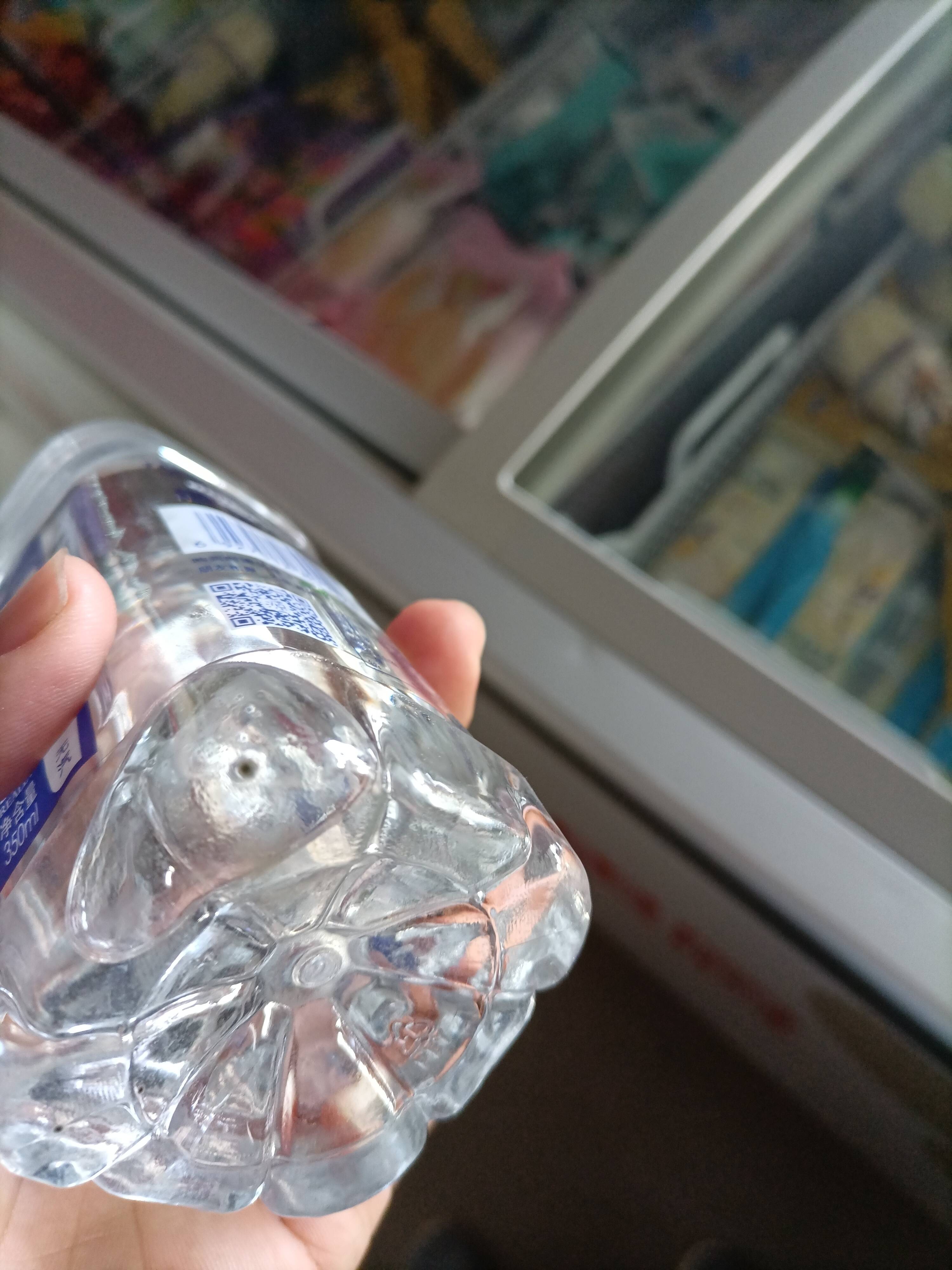 网曝南阳真趣苏打水里有黑点,提醒网友喝前注意观察