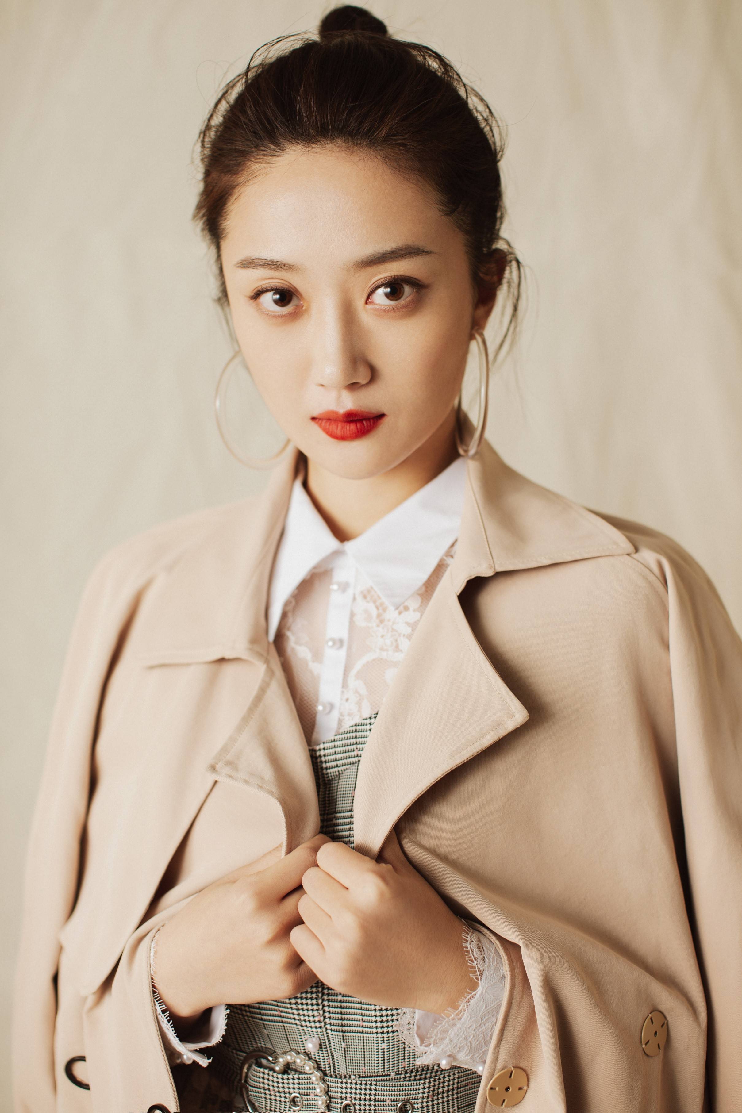 杨小米写真大放送格纹背带裤俏皮减龄