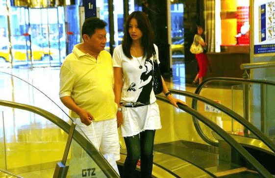 丈夫孙道存二次入狱才一个月,吴逸萍跟胖大叔打高尔夫,手把手指导