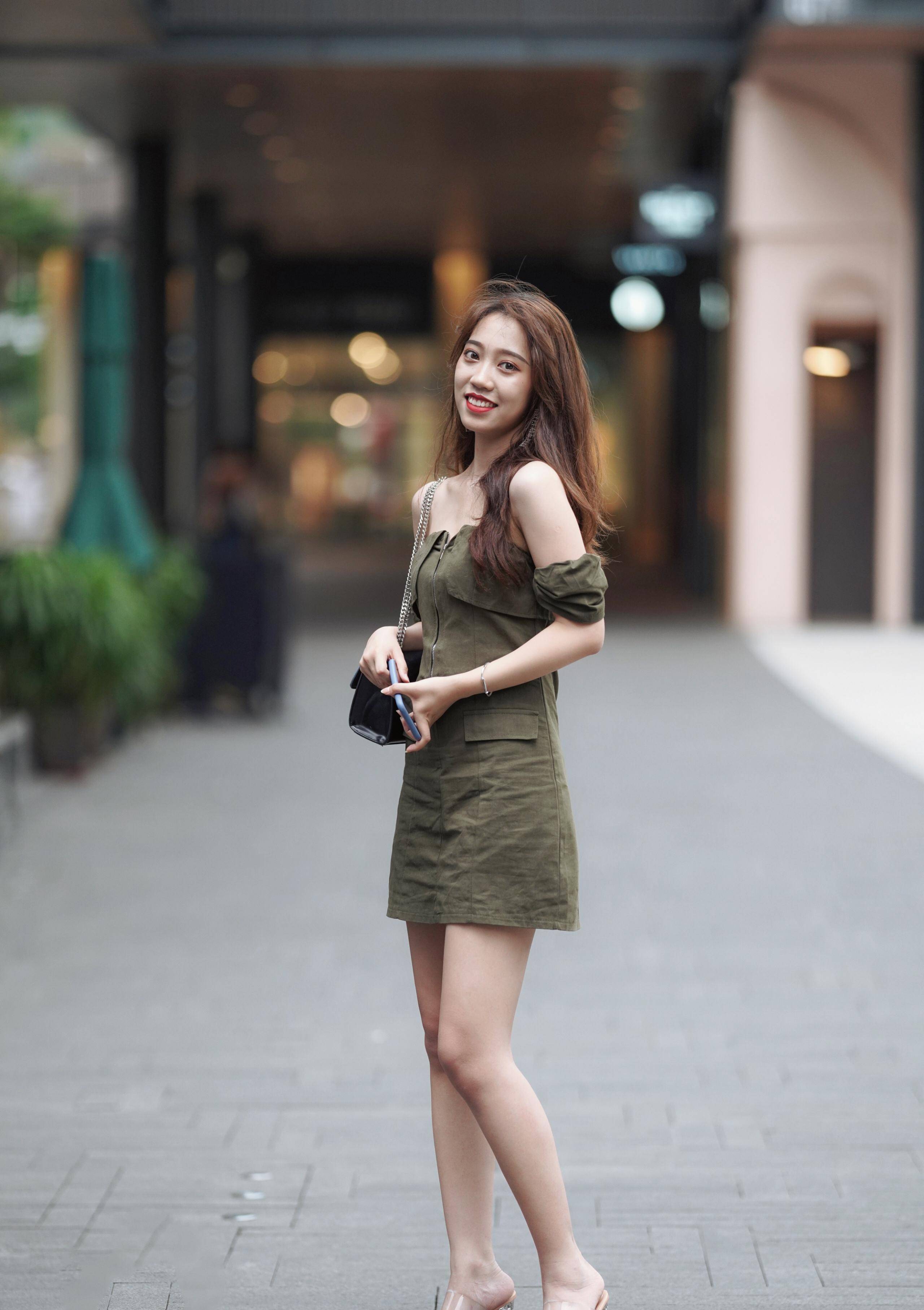 年轻的小姐姐穿搭很青春笑容很迷人