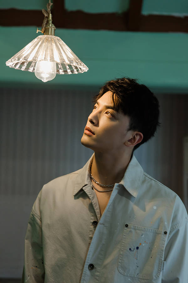 演员程涛慵懒风写真释出 随性娴适少年不羁