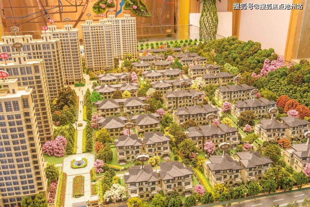 作为杭州为数不多的法式排屋,天泽府以建筑面积约177-220㎡法式都会