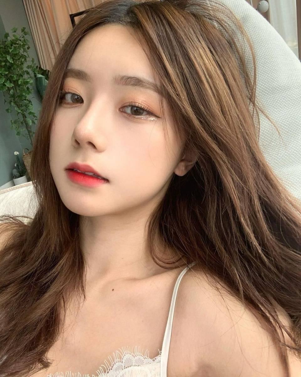 长相超萌的高人气正妆容也很韩系很吸睛圆圆脸蛋好可爱