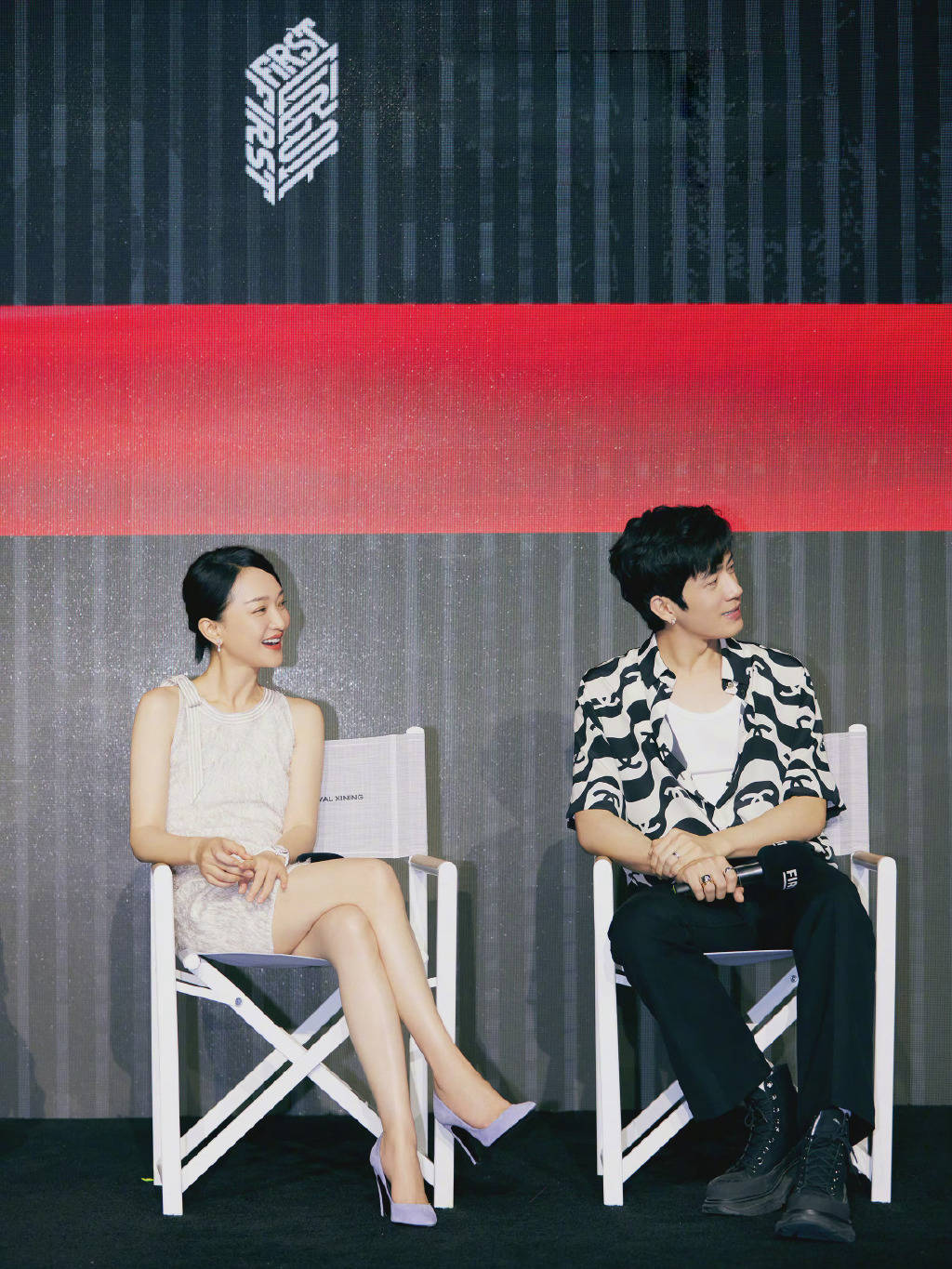 47岁周迅出席活动同框井柏然看不出年龄感