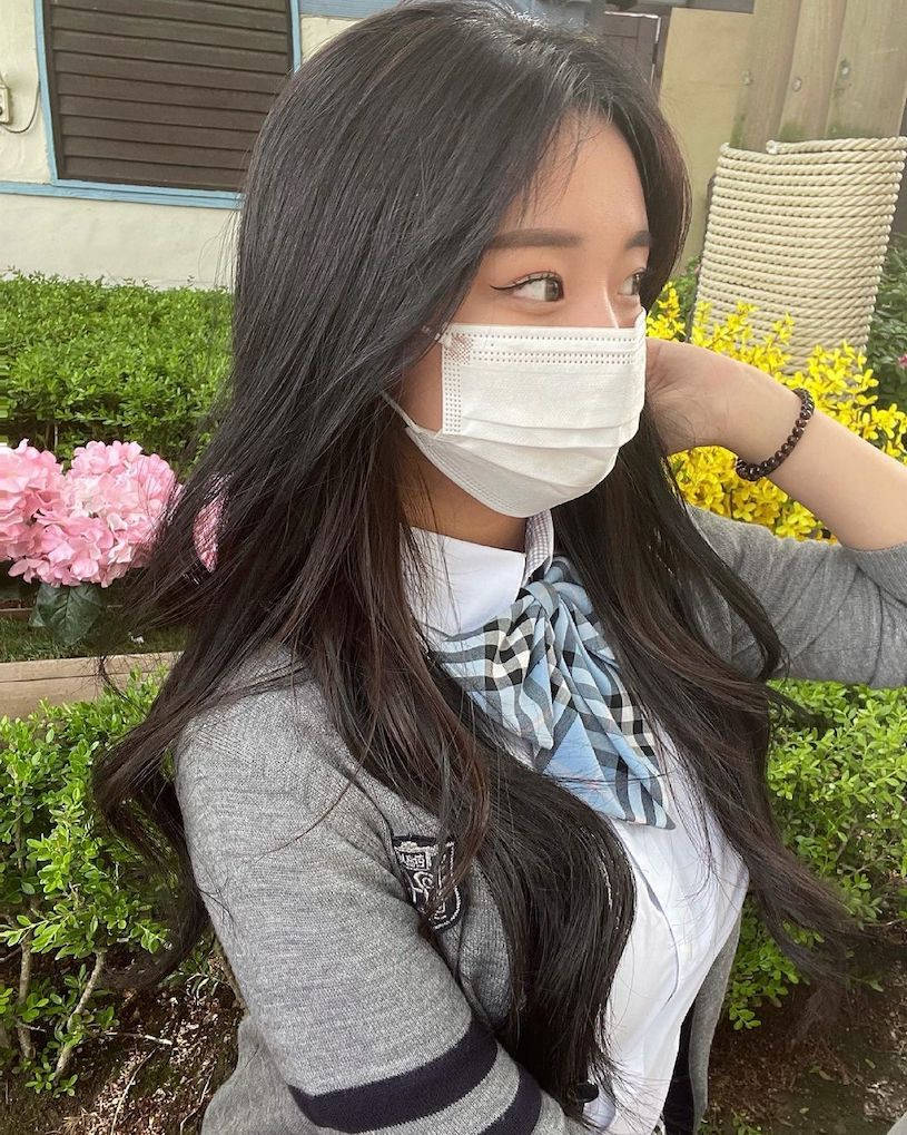 高校制服正妹年纪轻轻发育好好自拍时的曲线太撩人