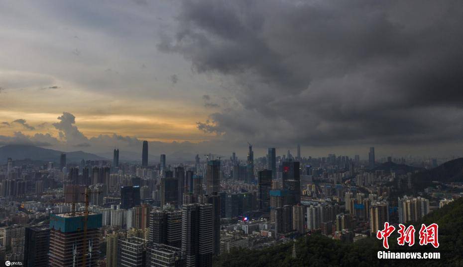 暴雨云来袭前 深圳上空乌云密布