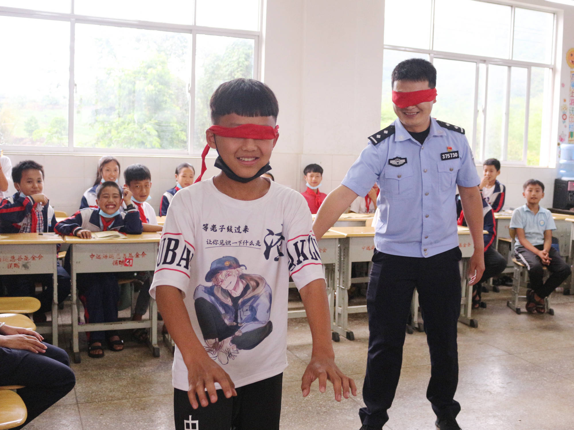 最后,民警还到各个班级与学生们一起进行抢凳子,击鼓传花,蒙眼抓人等