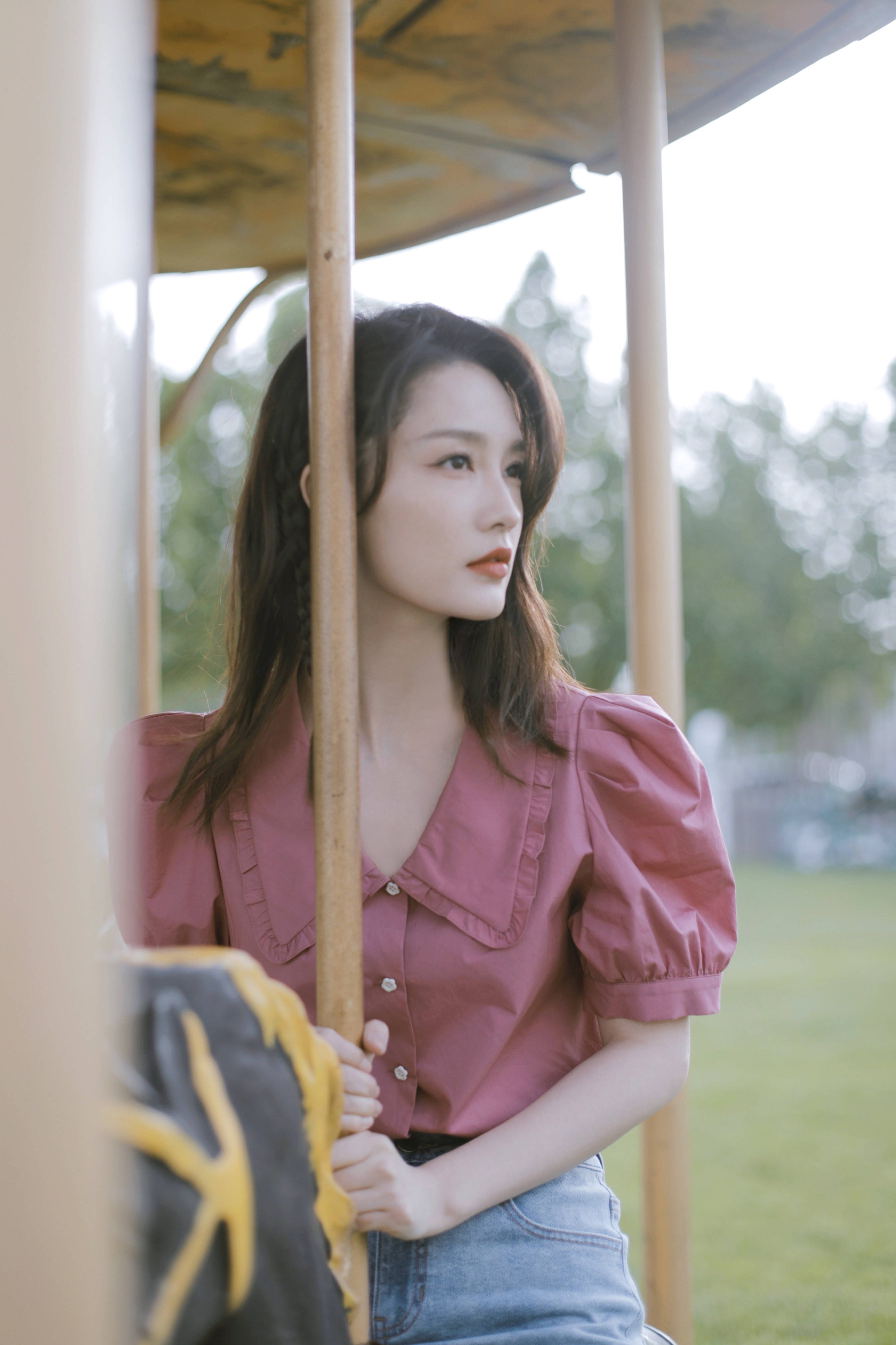 李沁晒夏日旋转木马写真 童趣温柔好似童话公主