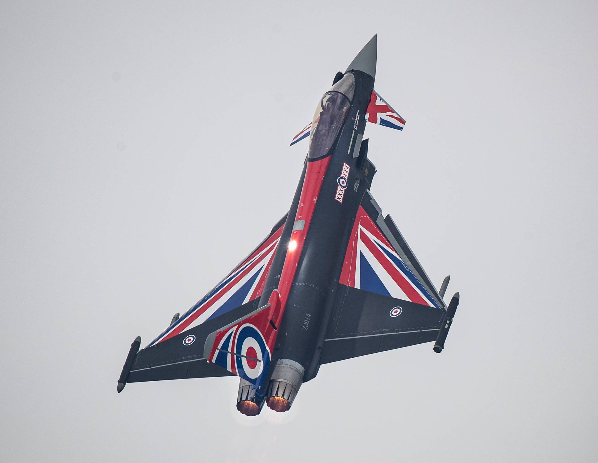 英国皇家空军展示国旗涂装的台风战机