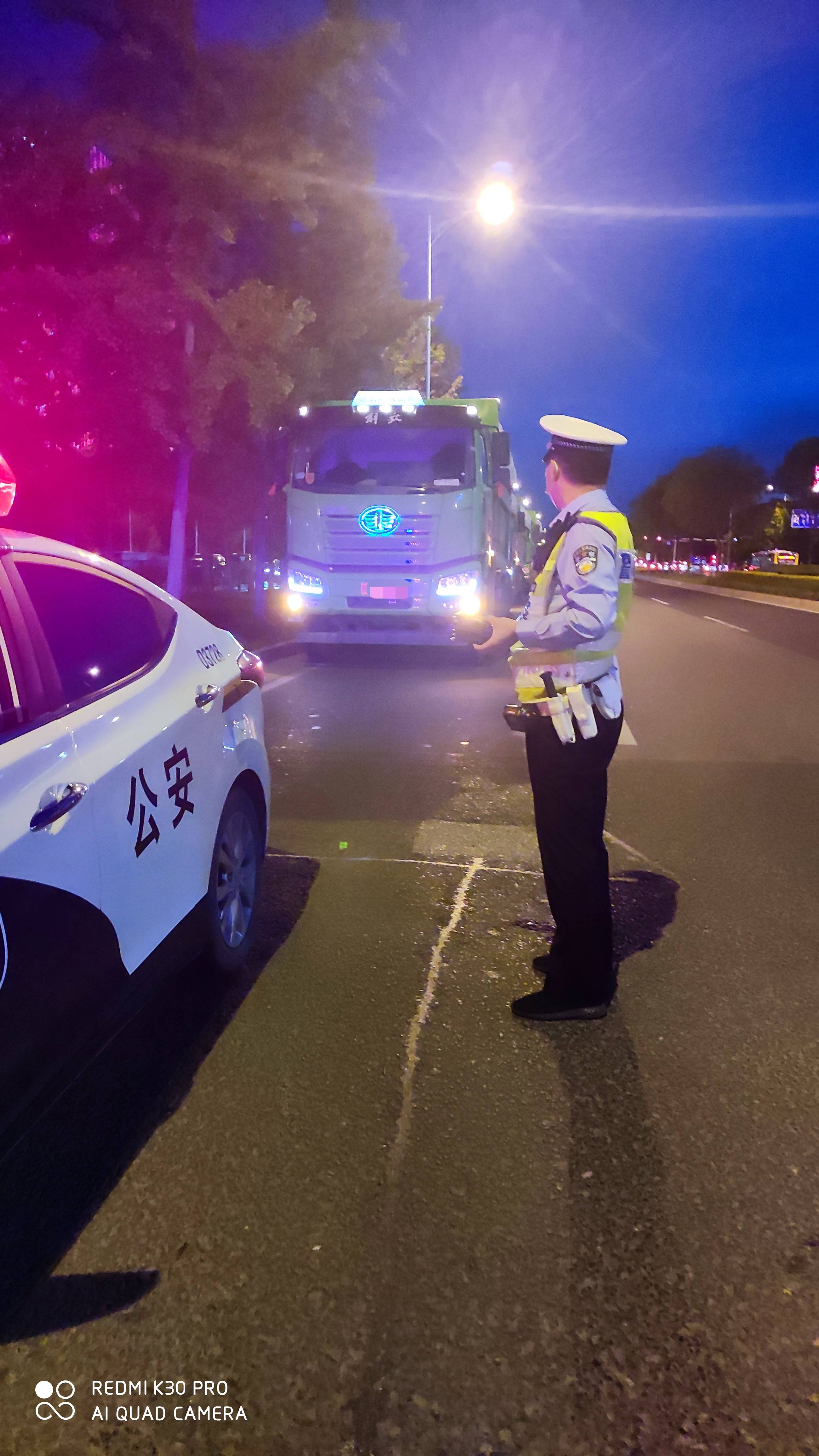 海淀交警开展夜间违法大货车整治