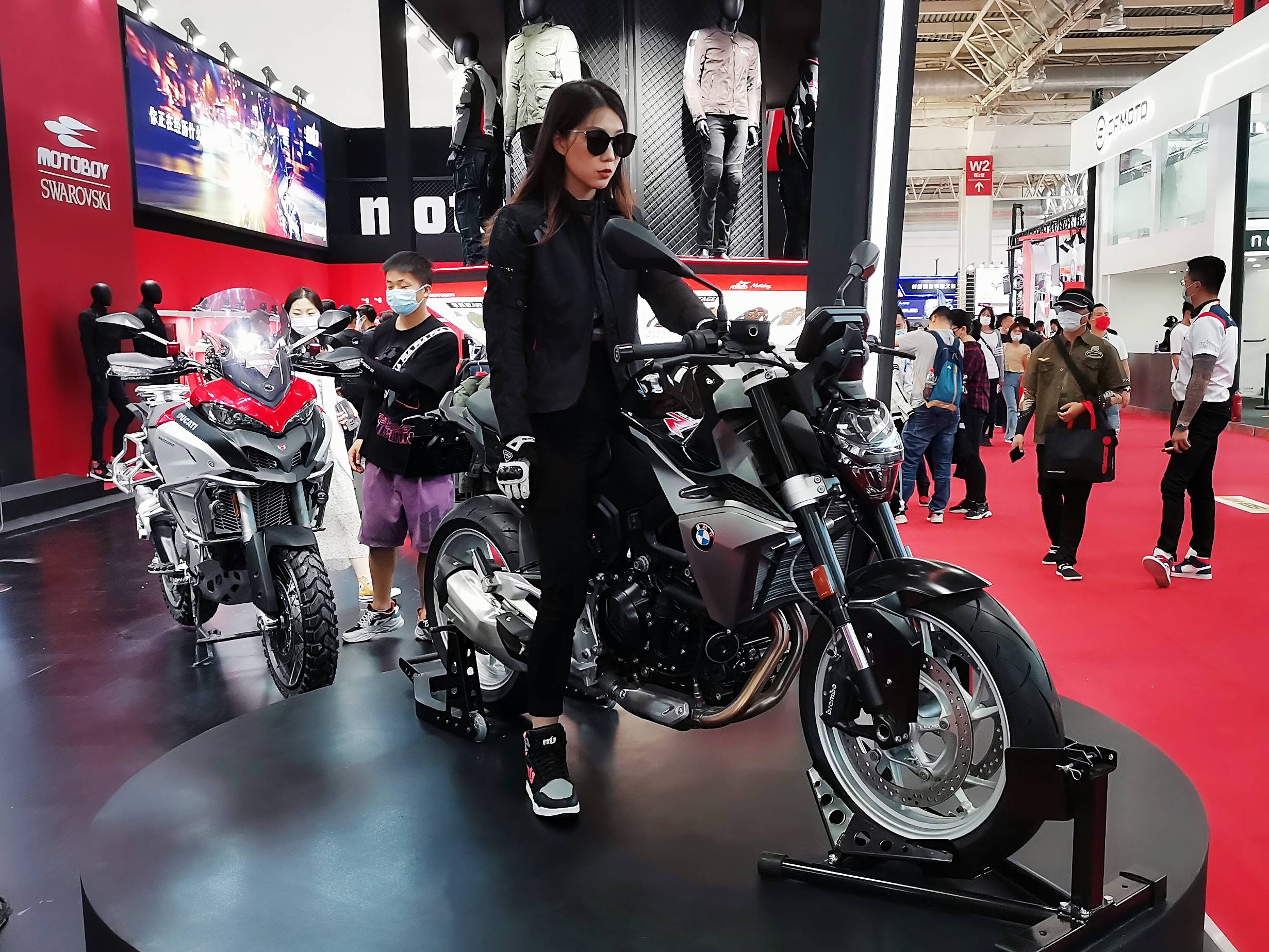 北京国际摩托车展开幕,各地摩友奔赴京城,现场很火热!_停车场