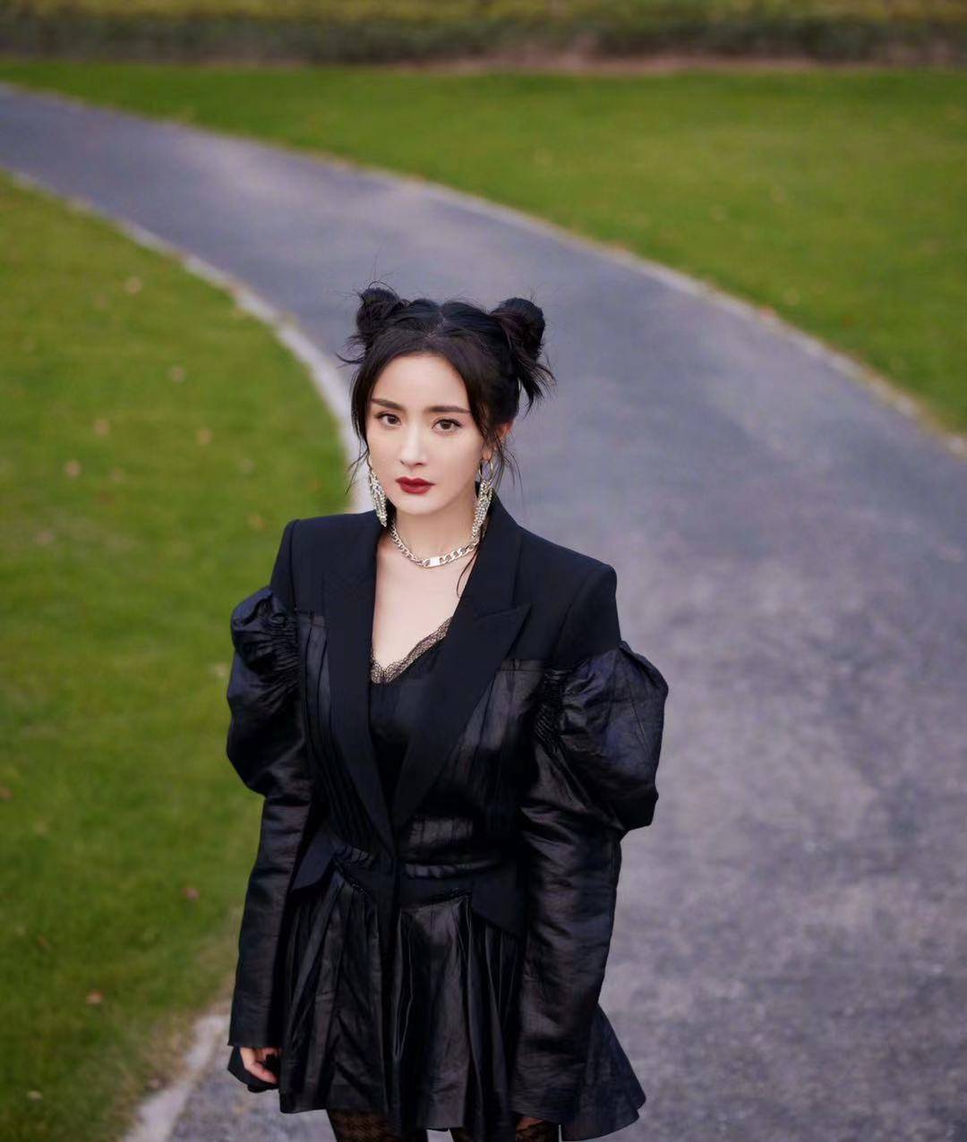 杨幂穿搭来交作业喽,一身黑色系look搭配哪吒头,超可爱