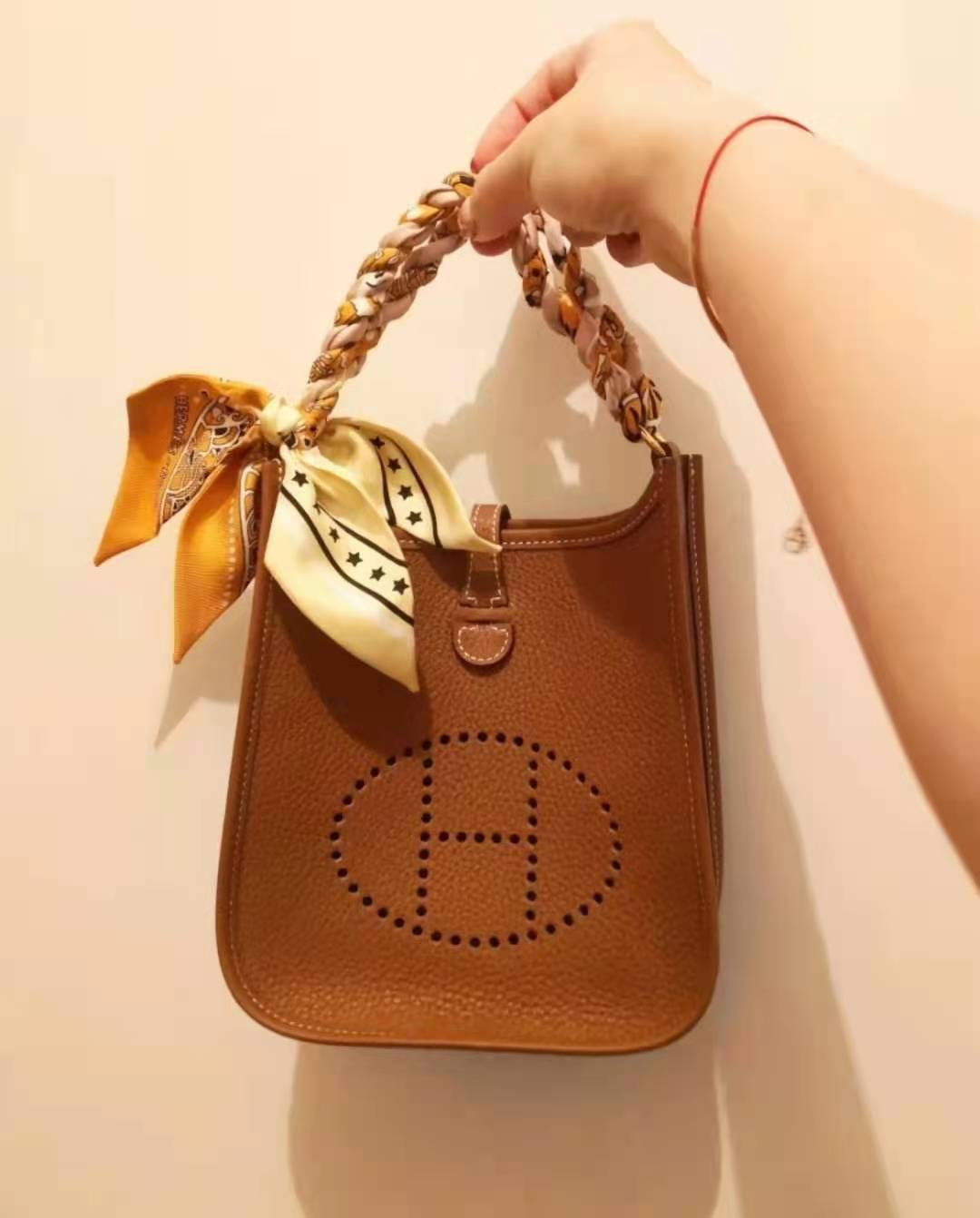 伊芙琳evelyne可以说是爱马仕hermes最小资的一款包包,因为相对便宜还