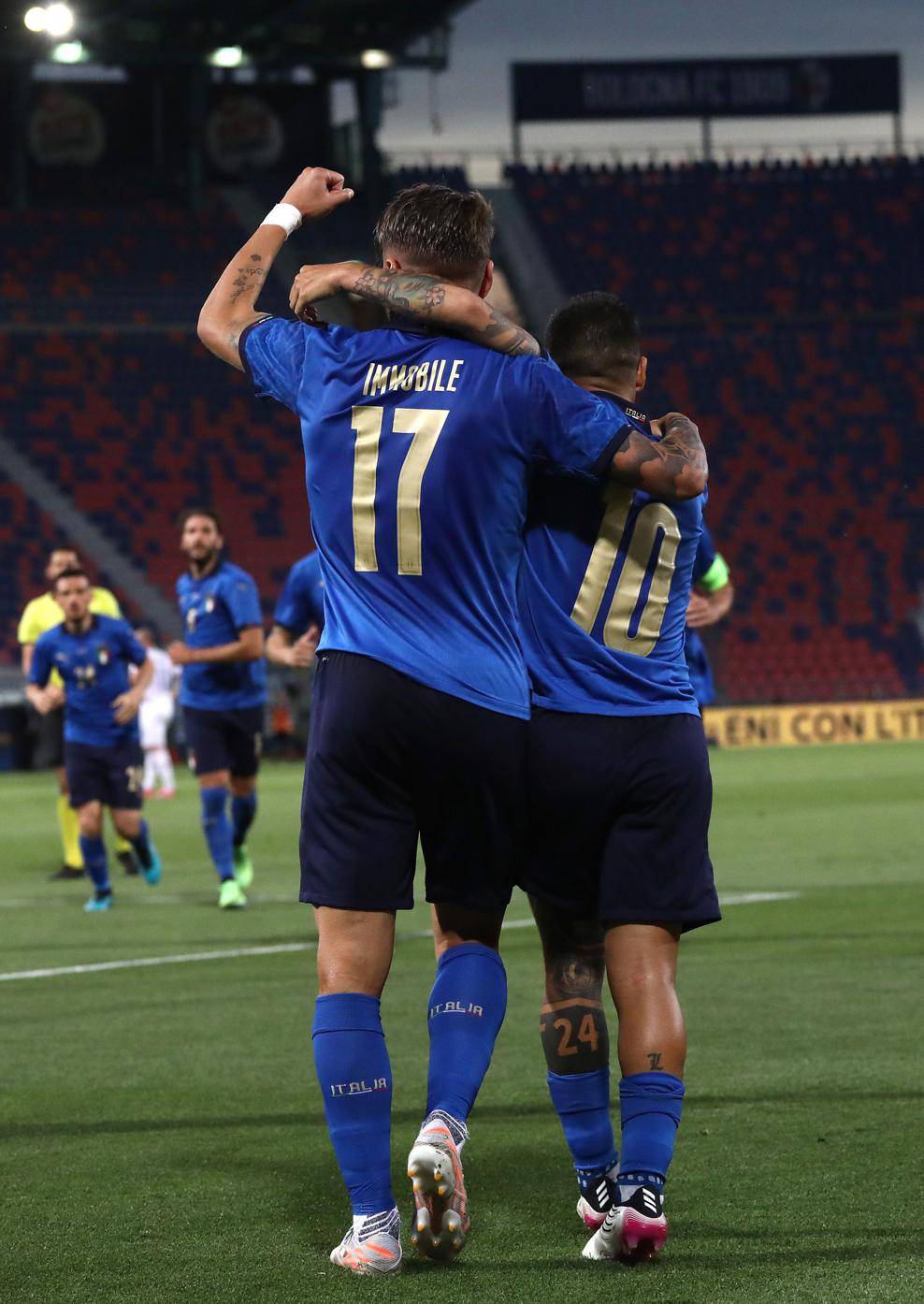 高清图:因莫比莱展双翼漫步 因西涅握拳一飞冲天