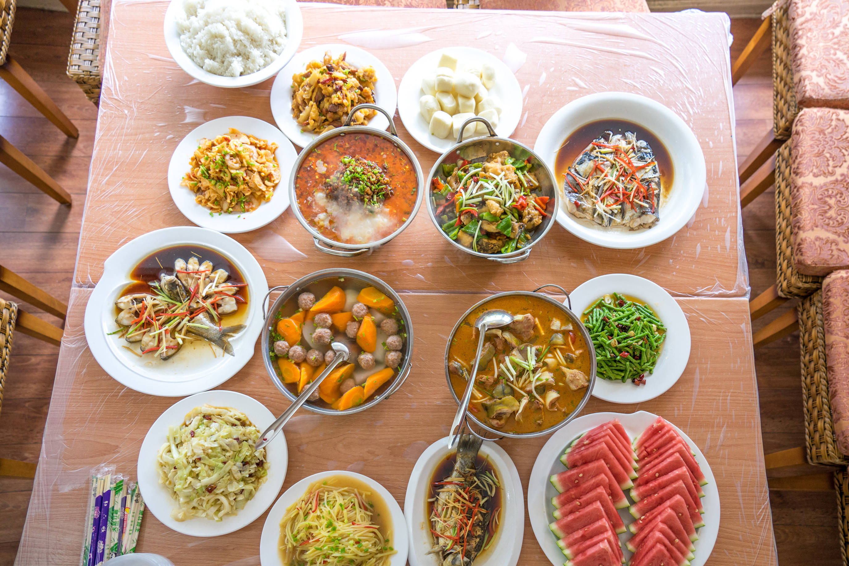 有普通快餐盒饭,如果想吃好一点,可以提前订桌餐,一桌够八九个人吃了.