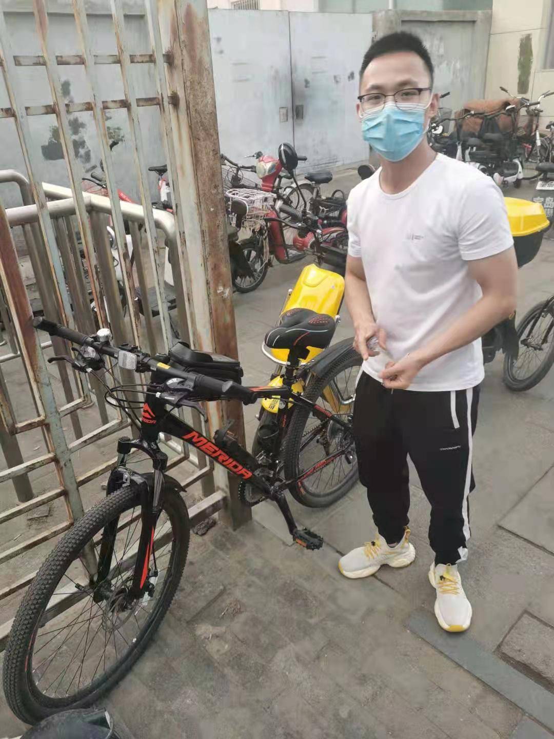 粗心乘客忘锁自行车民警贴心锁车防丢失 手机