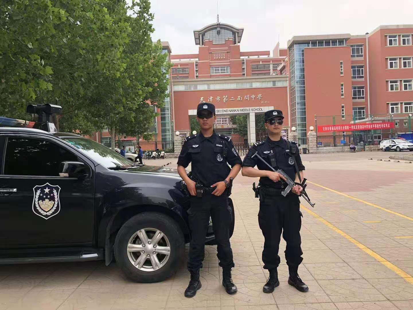 天津公安特警护航高考助力高考学子