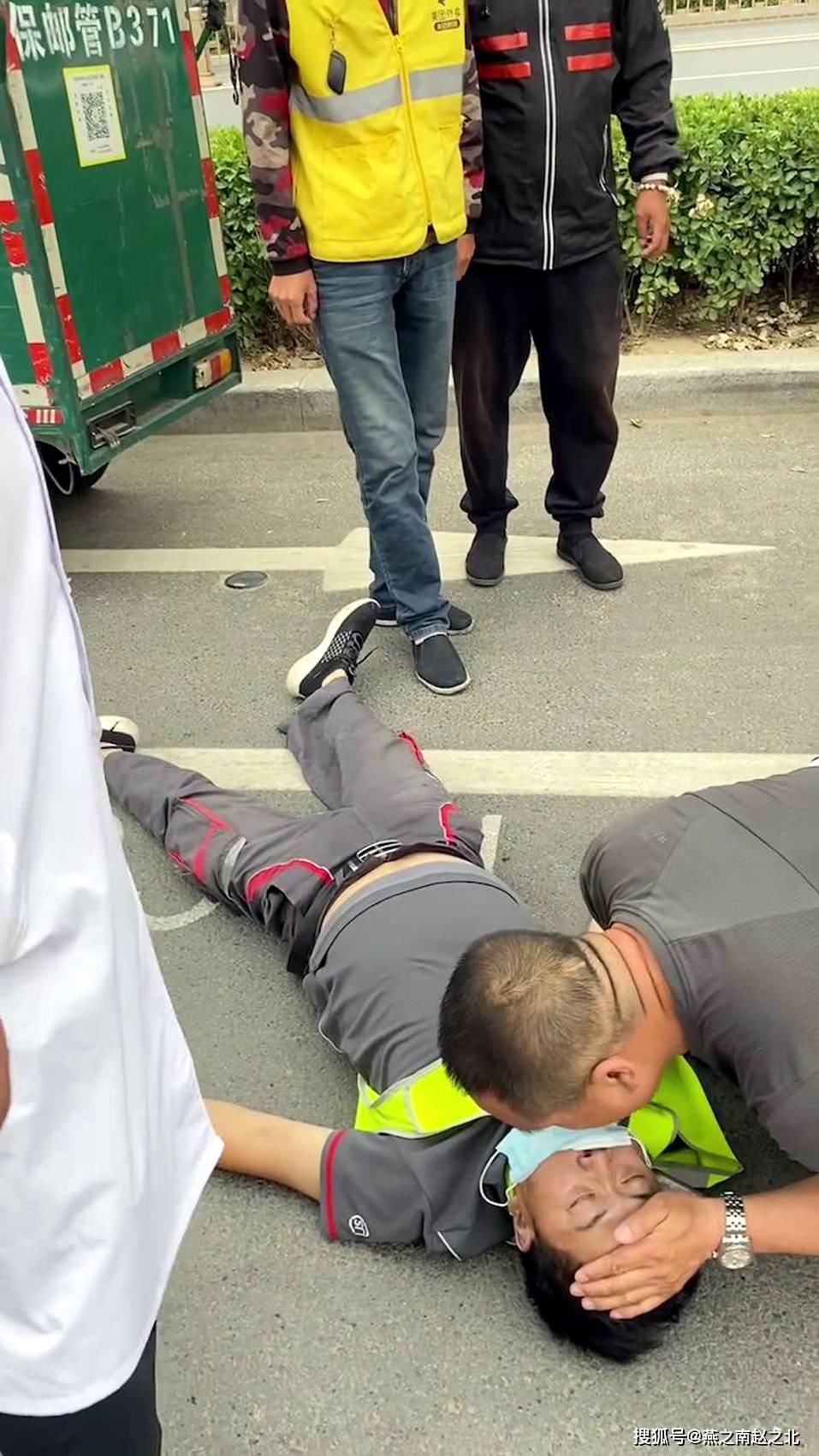 保定街头快递小哥倒地昏迷众人合力抢救警车变身救护车