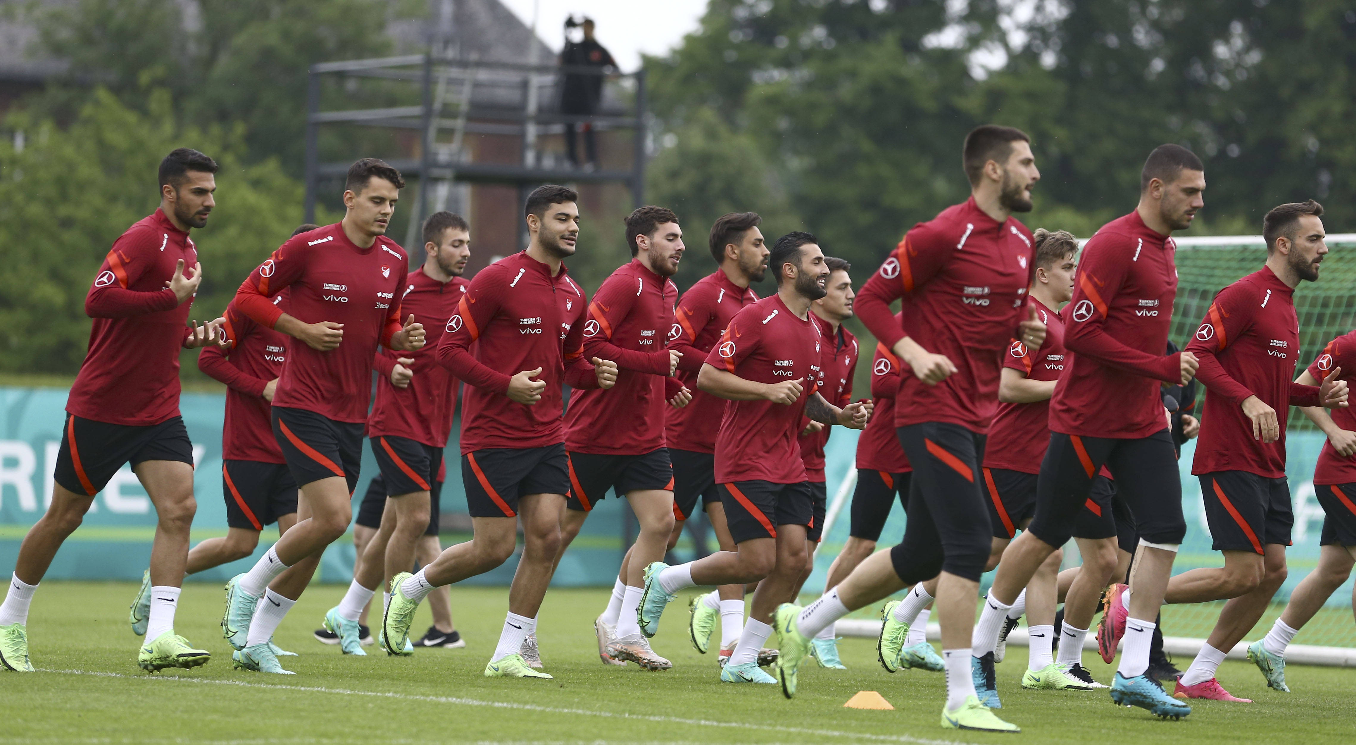 高清图:土耳其备战欧洲杯首战 伊尔马兹开怀大笑