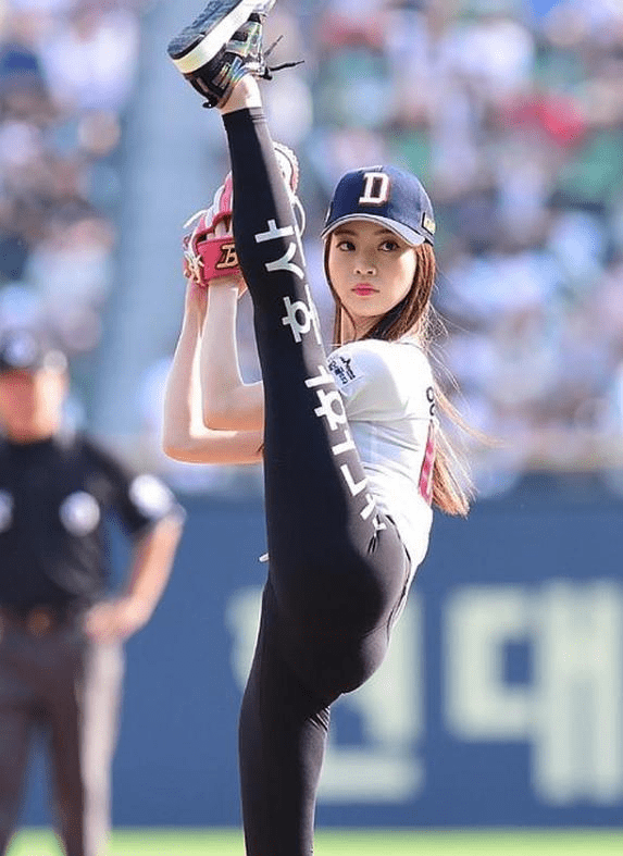 原创拉拉队队长身材好引人关注穿上无痕裤后双腿像开了特效