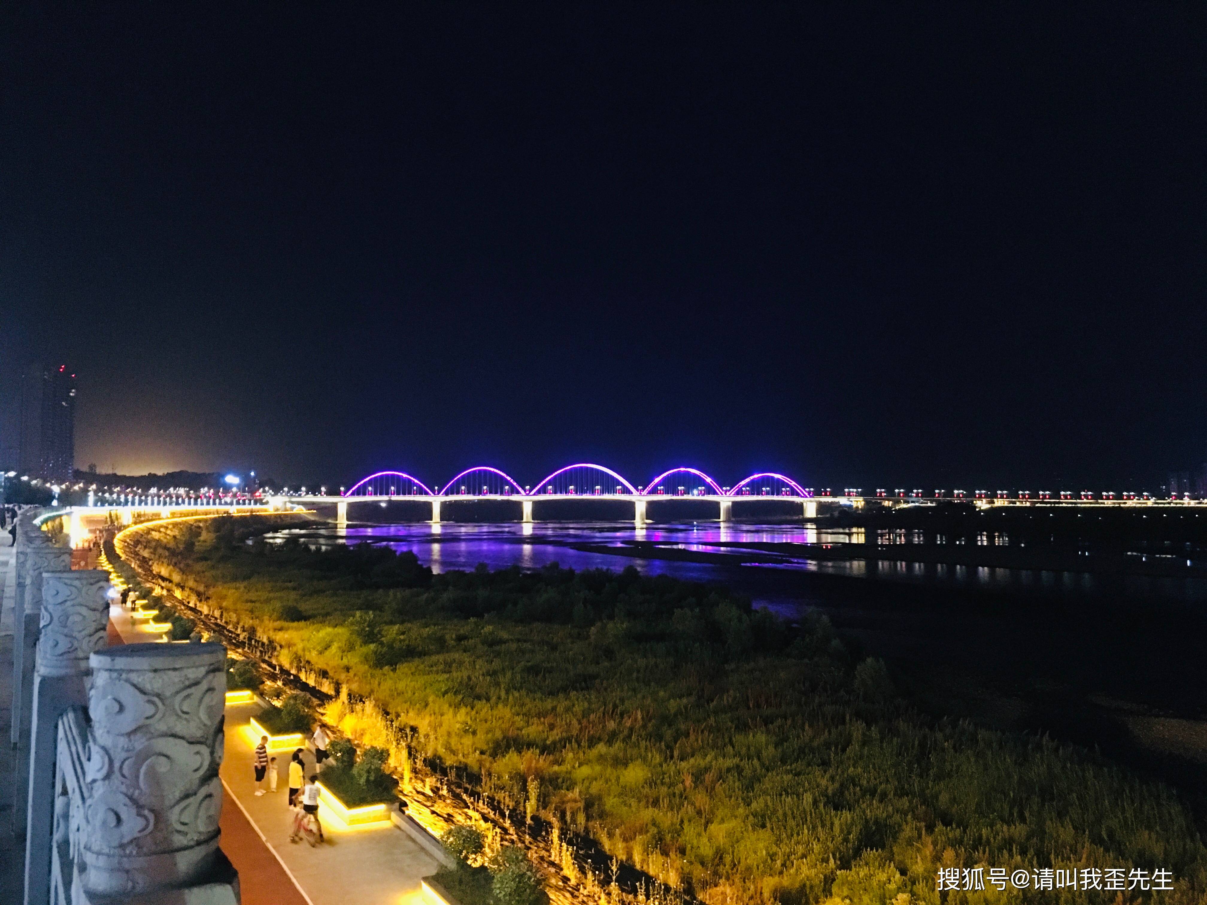 襄阳江边夜景图片