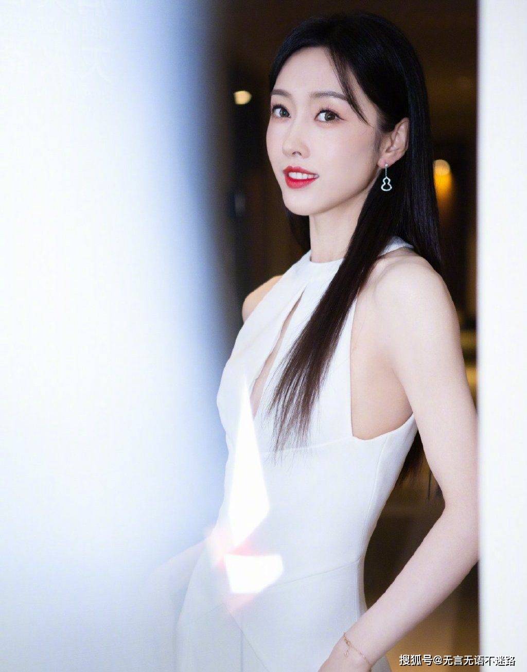 宣璐一袭露肩高叉白裙优雅气质显火辣身材