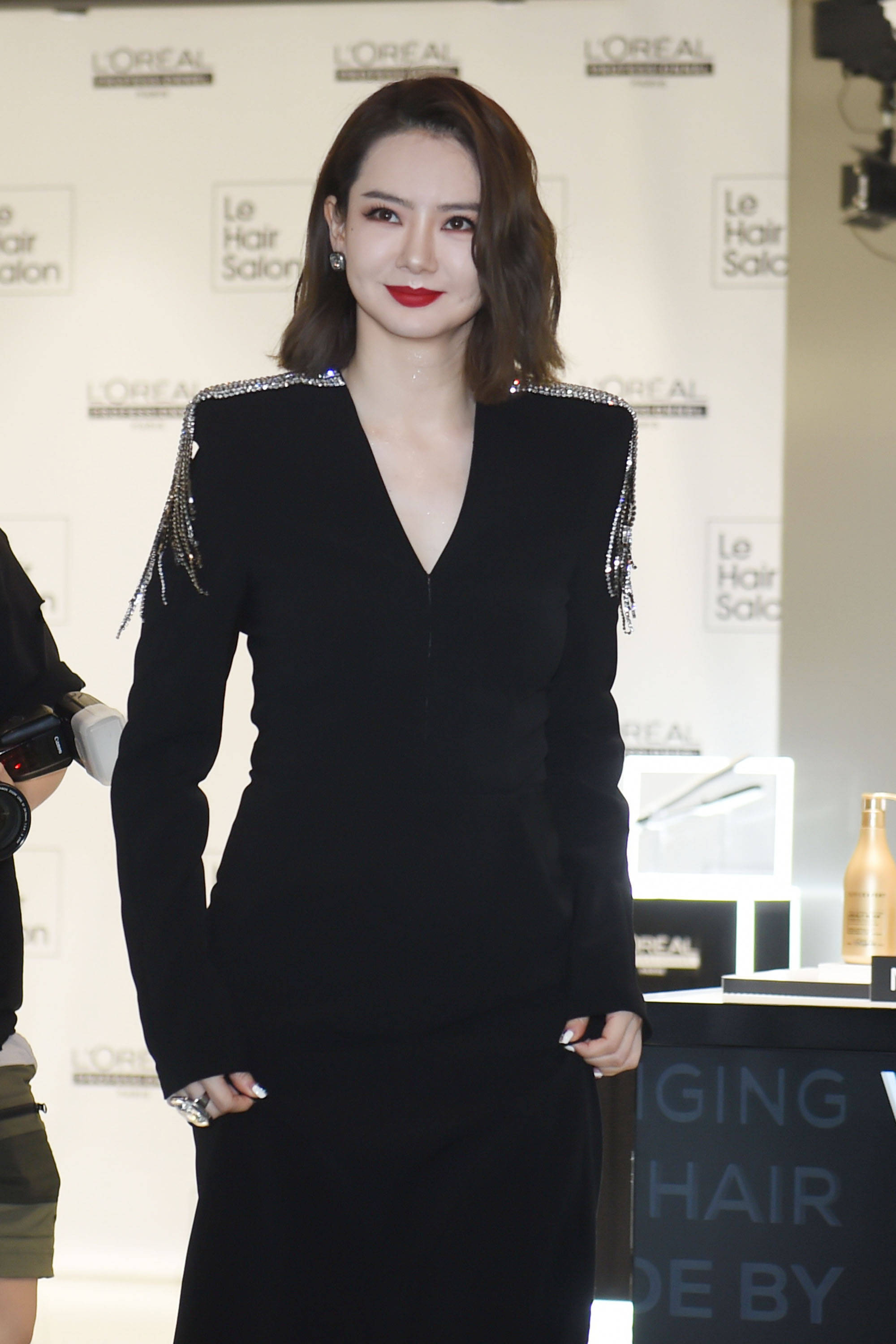 戚薇现身某品牌北京旗舰店沙龙开幕活动,现场戚薇一席黑色时尚装扮