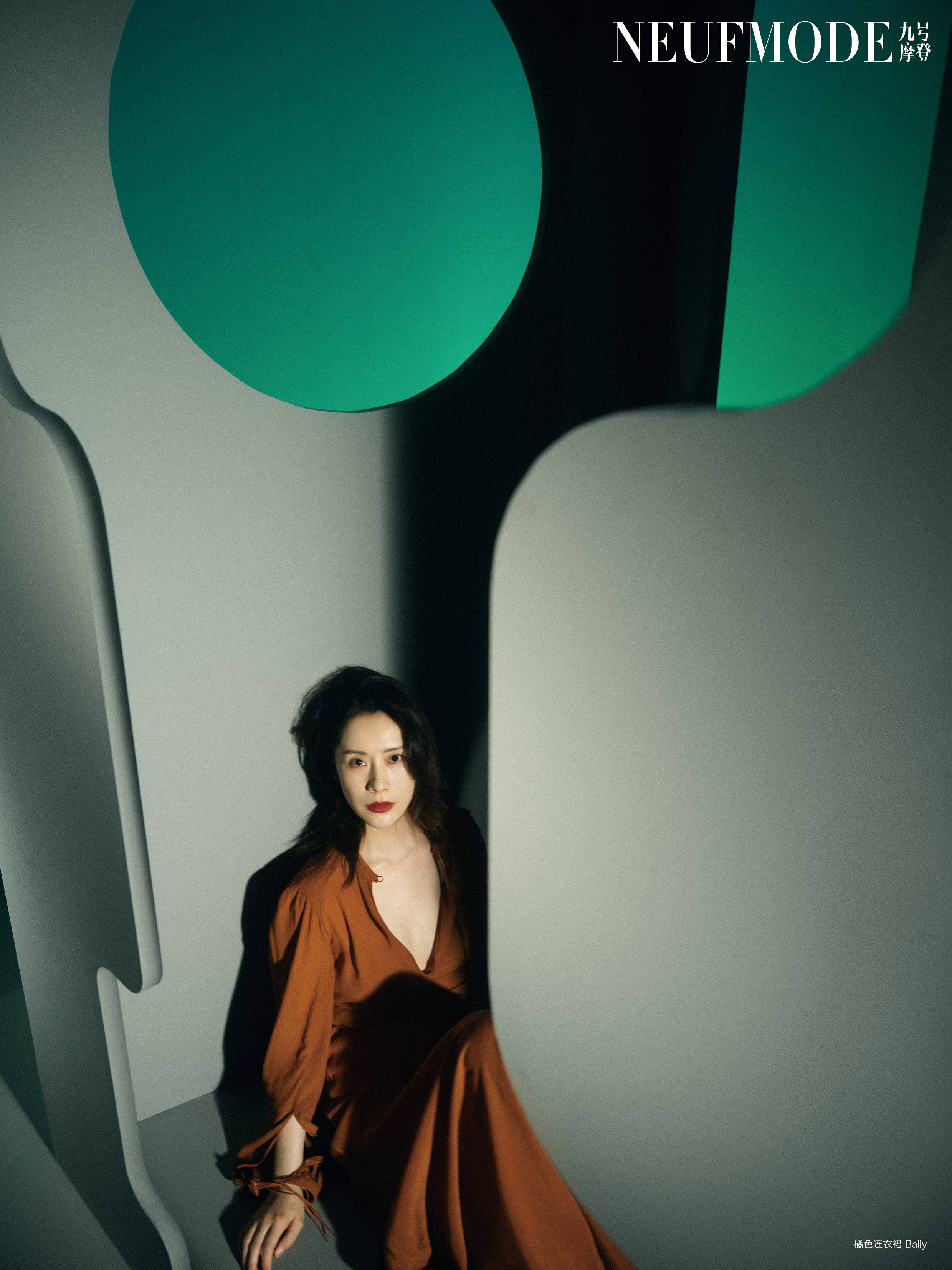 海清拍疏离感清冷大片 深v造型酥胸微露性感而优雅