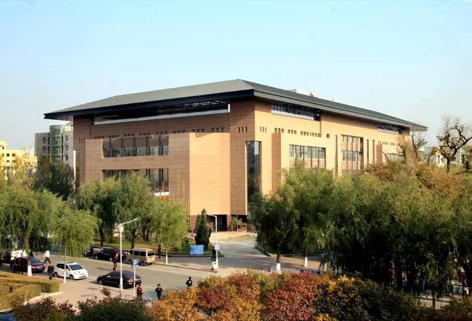 小编今天就和大家唠唠哈尔滨工业大学的图书馆,看看这所百年图书馆的
