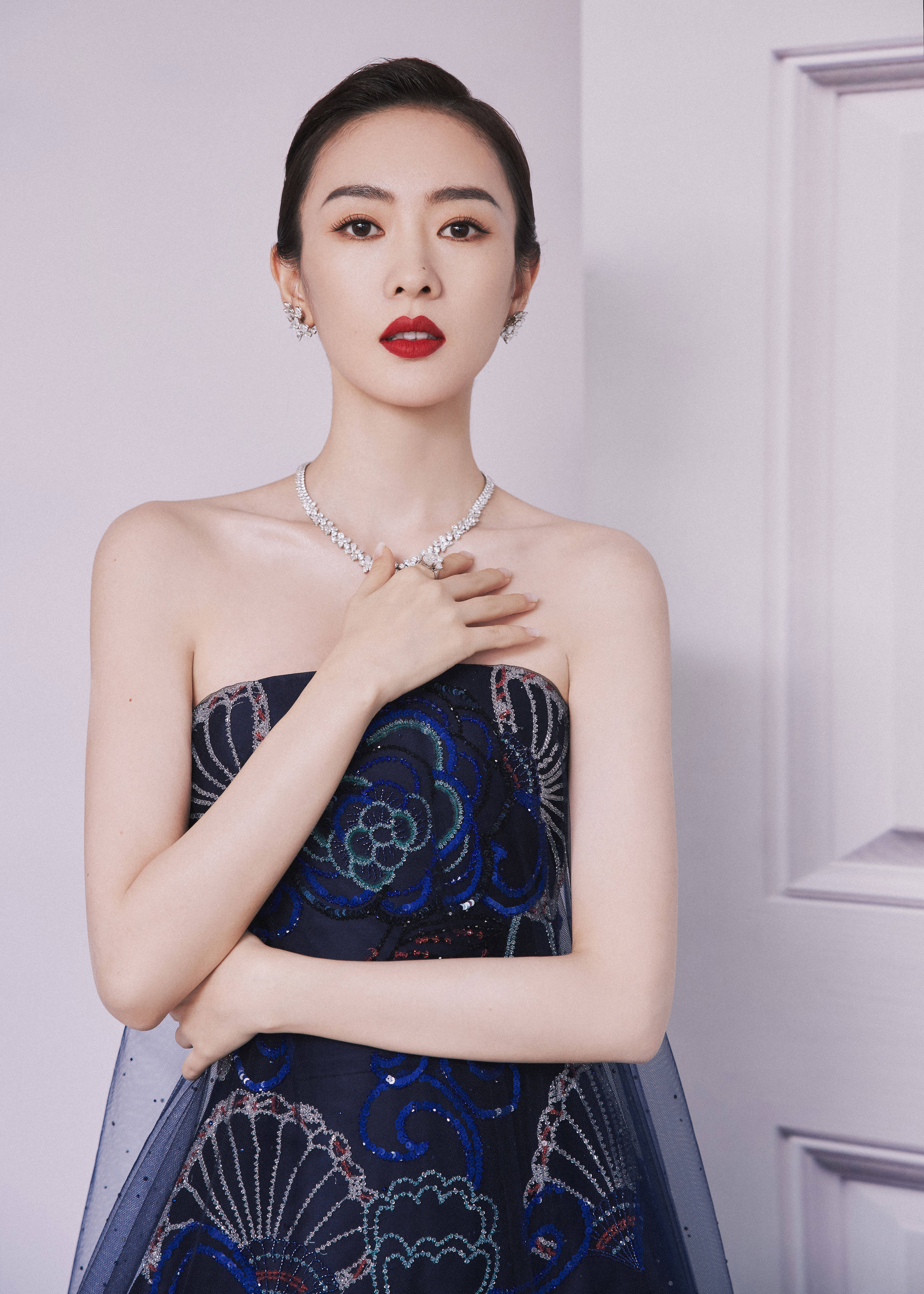 搜狐娱乐讯 6月10日,童瑶以最佳女主角提名者的身份出席第27届上海