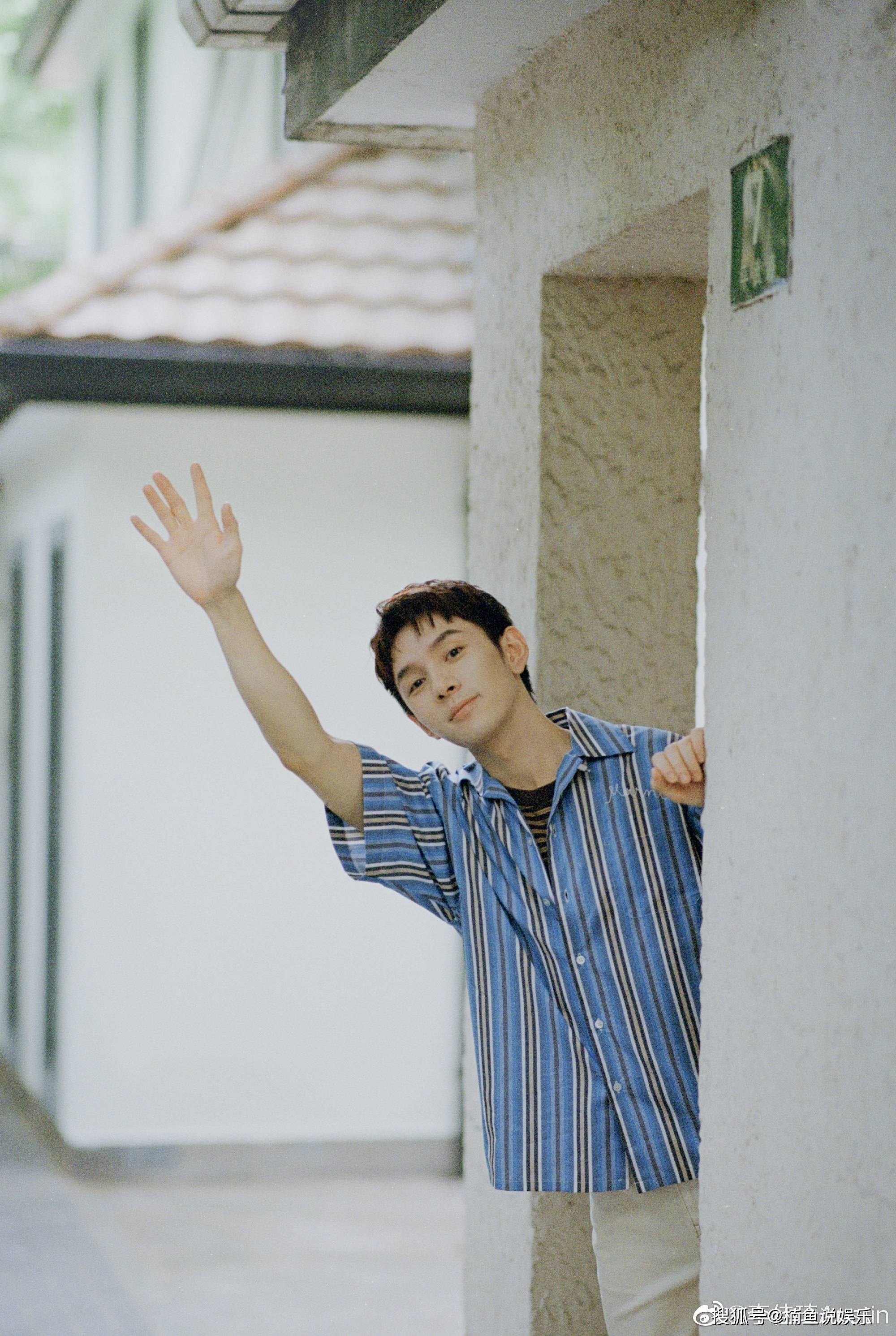 原创李佳琦夏日胶片写真来袭蓝色条纹衬衫少年感满满太有气质了