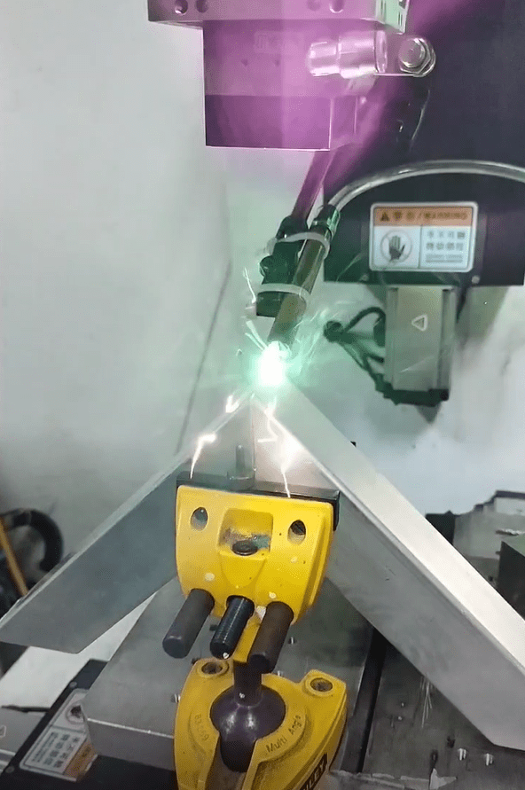 传统的解决方式主要通过提高焊接过程中激光器的稳定性,然而近几年现