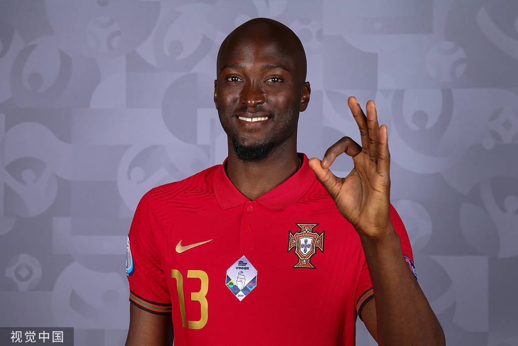 高清图葡萄牙官方写真发布c罗振臂高呼精力充沛